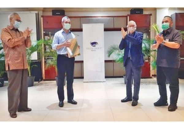 Ketua Dewan Redaksi Media Group yang baru Usman Kansong (kedua dari kiri) jabatan di Gedung Media Group, Kedoya, Jakarta, kemarin.