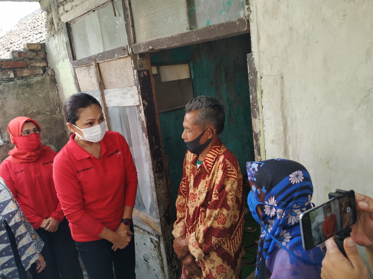 Grace Juliari, menyerahkan komputer jinjing, telepon seluler, dan peralatan sekolah, di Desa Jati, Kecamatan Tarogong Kaler, Garut, kemarin.