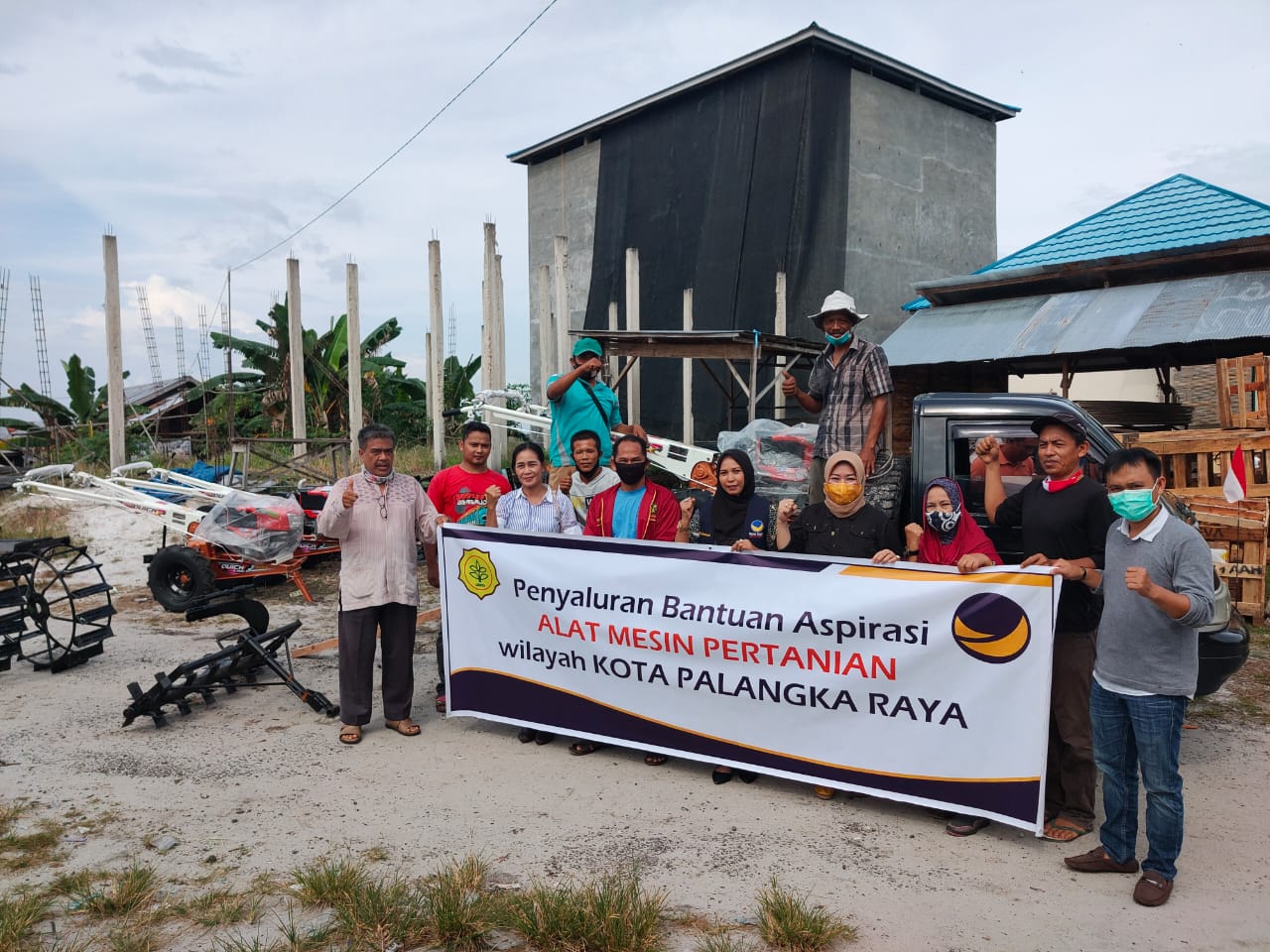 Bantuan tiga traktor tangan dari DPW Partai NasDem Kota Palangkaraya untuk tiga kelompak tani di sana.
