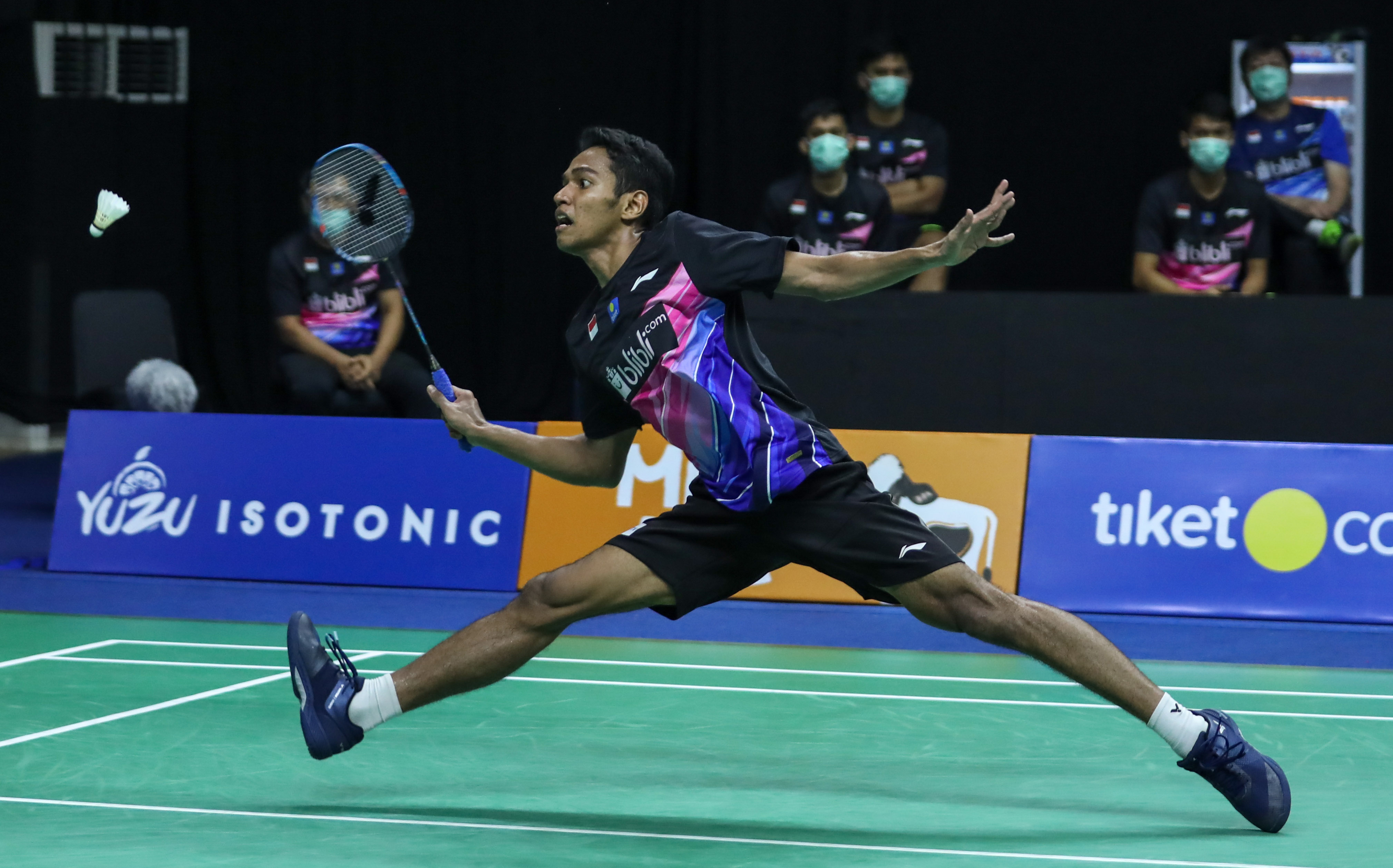  Chico Aura Dwi Wardoyo bersiap mengembalikan kok ke arah lawan di sumulasi Piala Thomas dan Uber