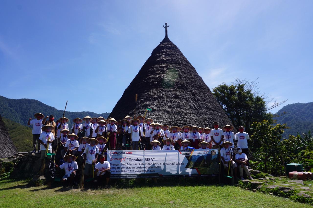 MASYARAKAT Kampung Wae Rebo, Kabupaten Manggarai, Nusa Tenggara Timur.