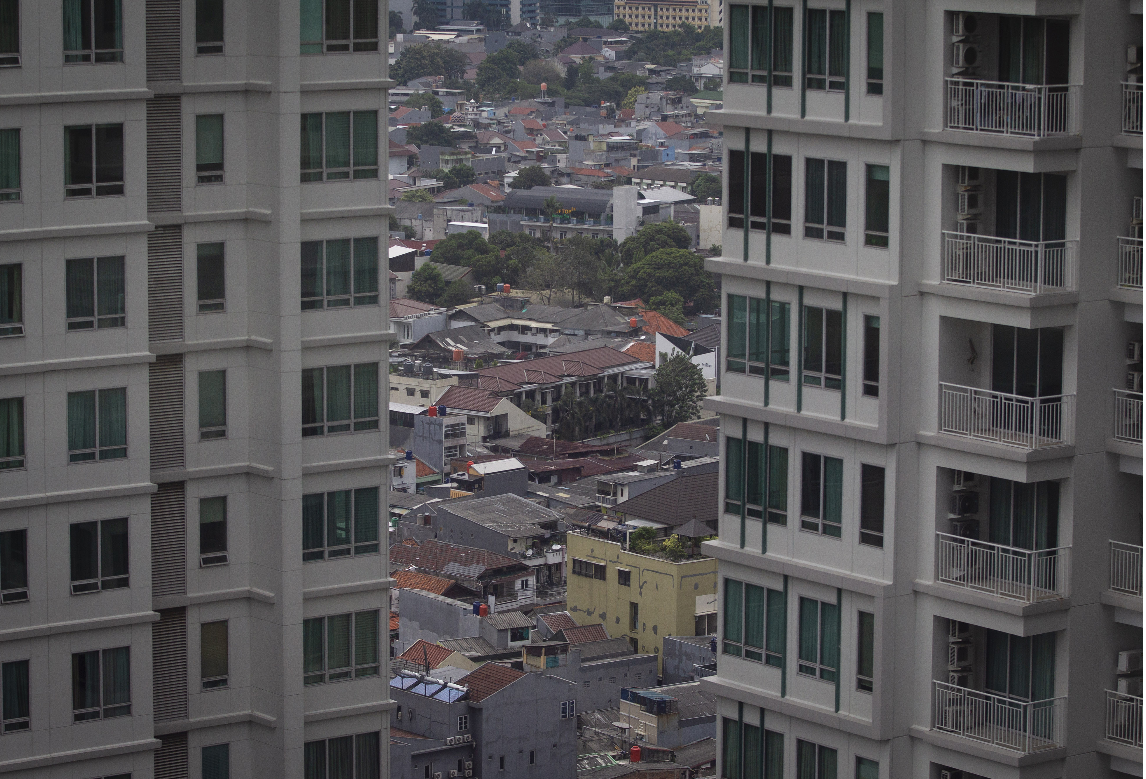 Suasana permukiman penduduk di kawasan Kuningan, Jakarta Selatan, Selasa (22/9).