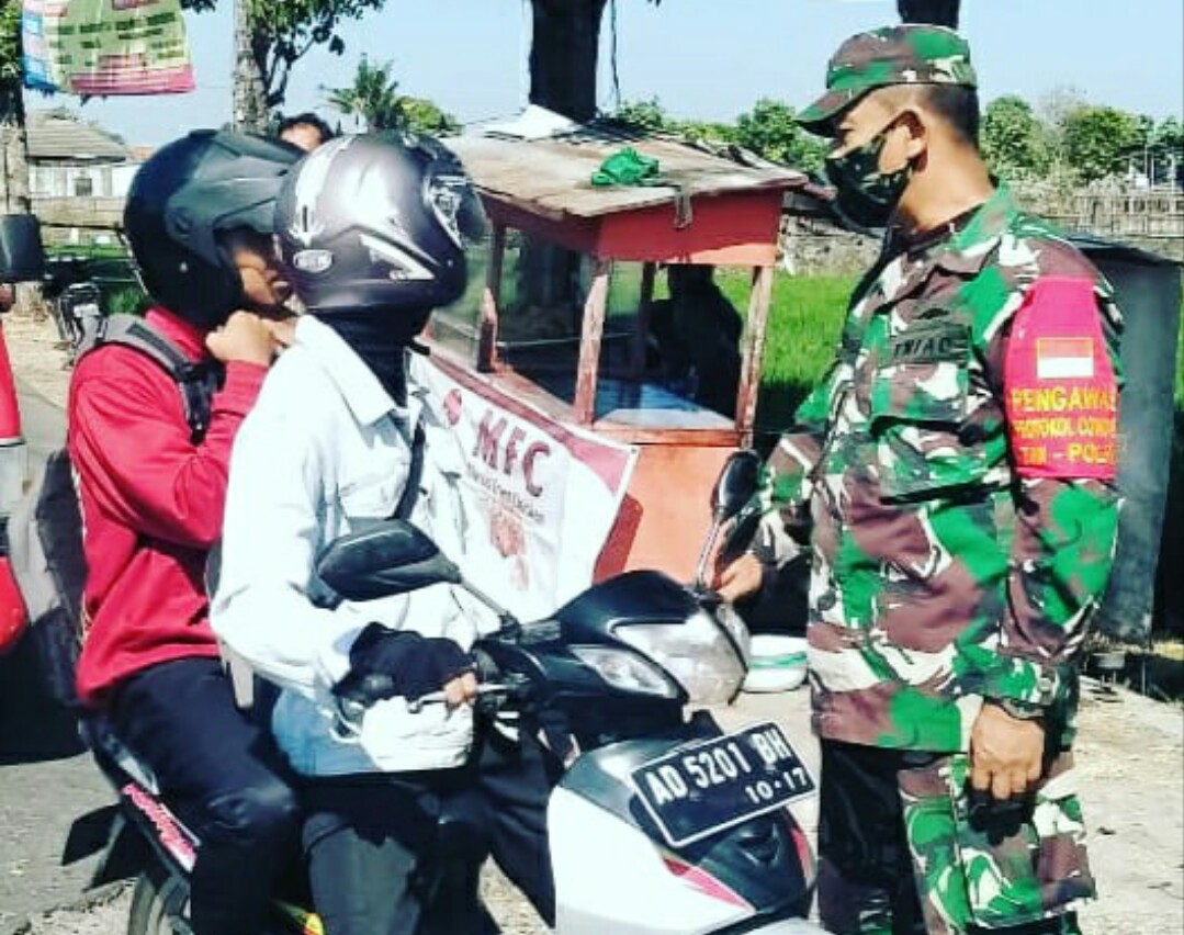 Petugas TNI menghentikan pengendara sepeda motor karena tidak memakai masker di Kabupaten Klaten, Jawa Tengah.