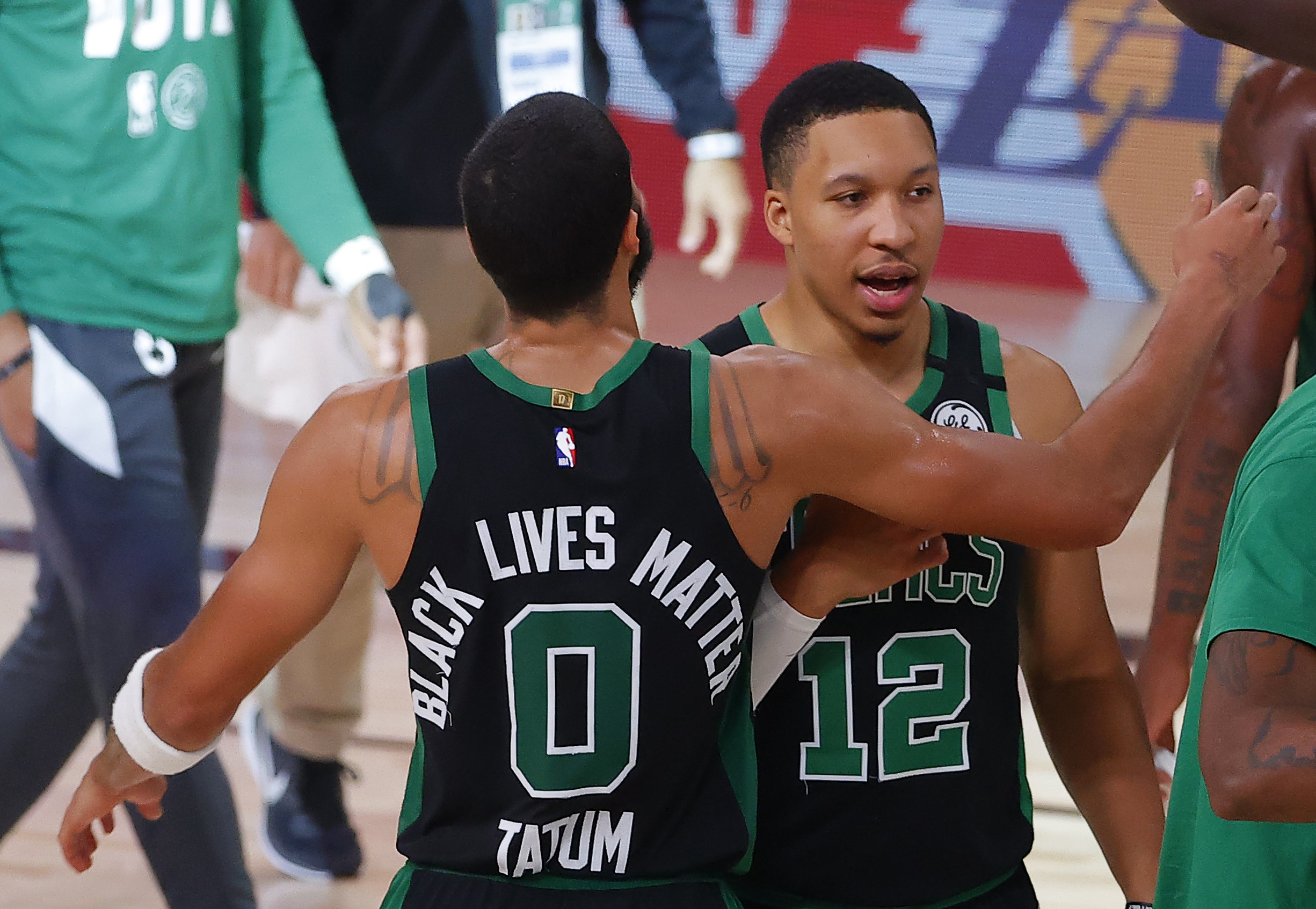 Para pebasket Boston Celtics melakukan selebrasi seusai menaklukan Miami Heat pada gim kelima final Wilayah Timur NBA.