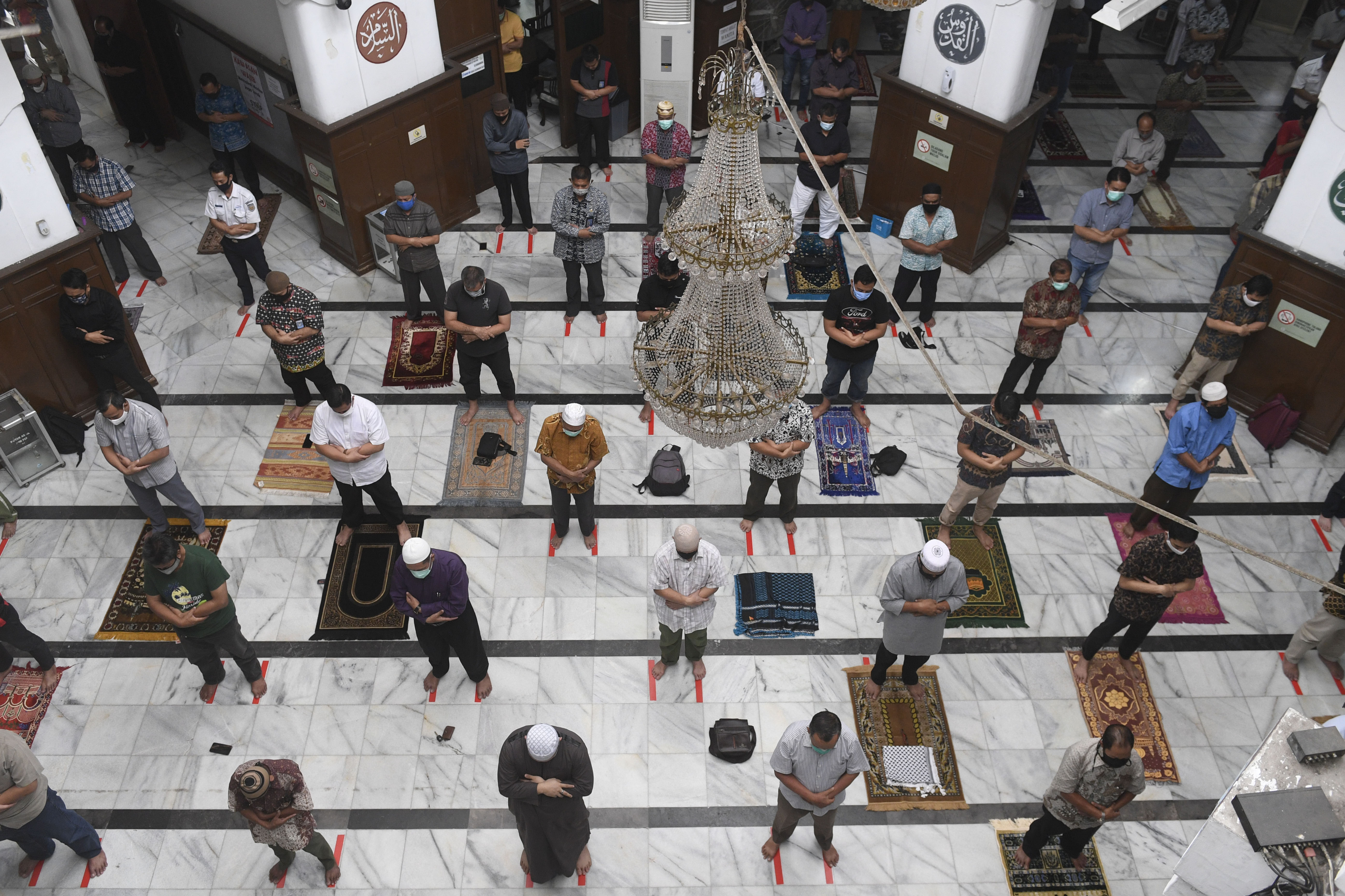 Umat Islam melaksanakan shalat Jumat dengan menerapkan jaga jarak fisik di Masjid Cut Meutia, Jakarta,