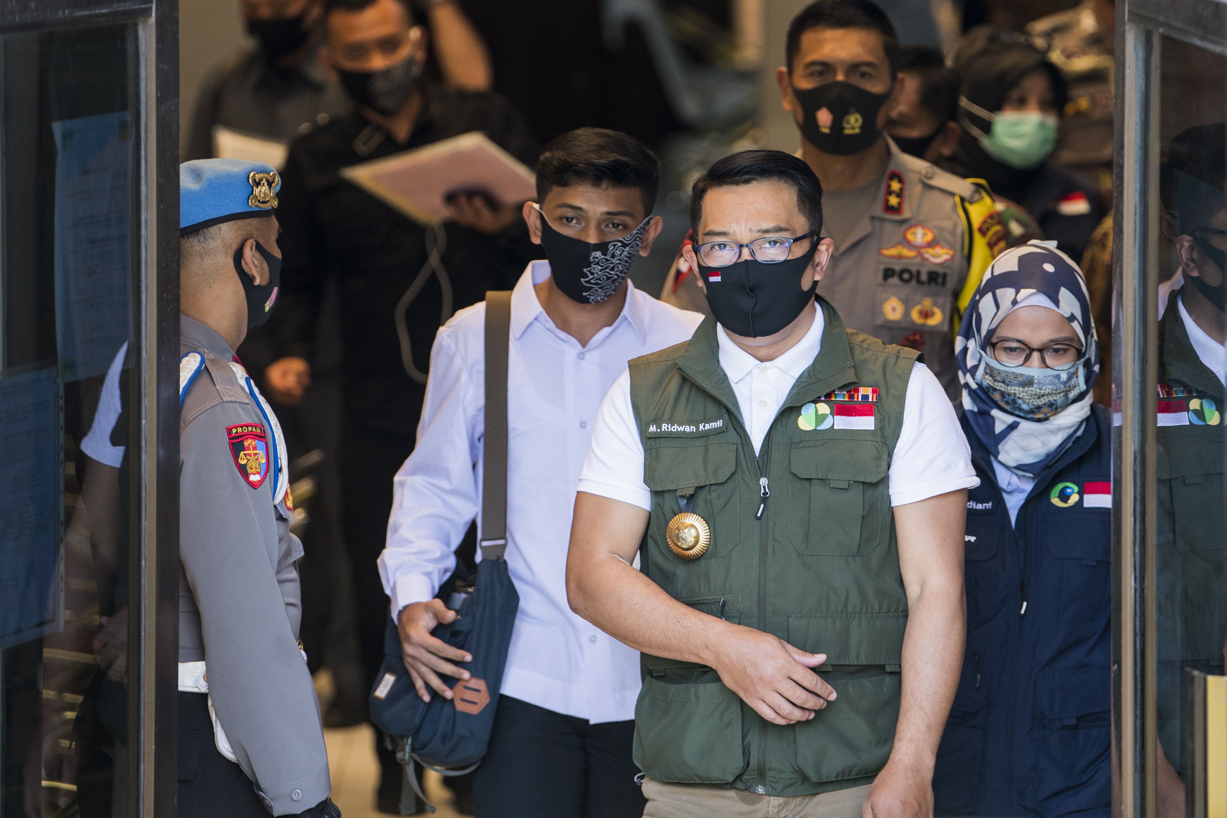 Gubernur Jawa Barat Ridwan Kamil seusai menjalani penyuntikan vaksin di puskesmas Garuda, Bandung, Jawa Barat, Jumat (28/8).
