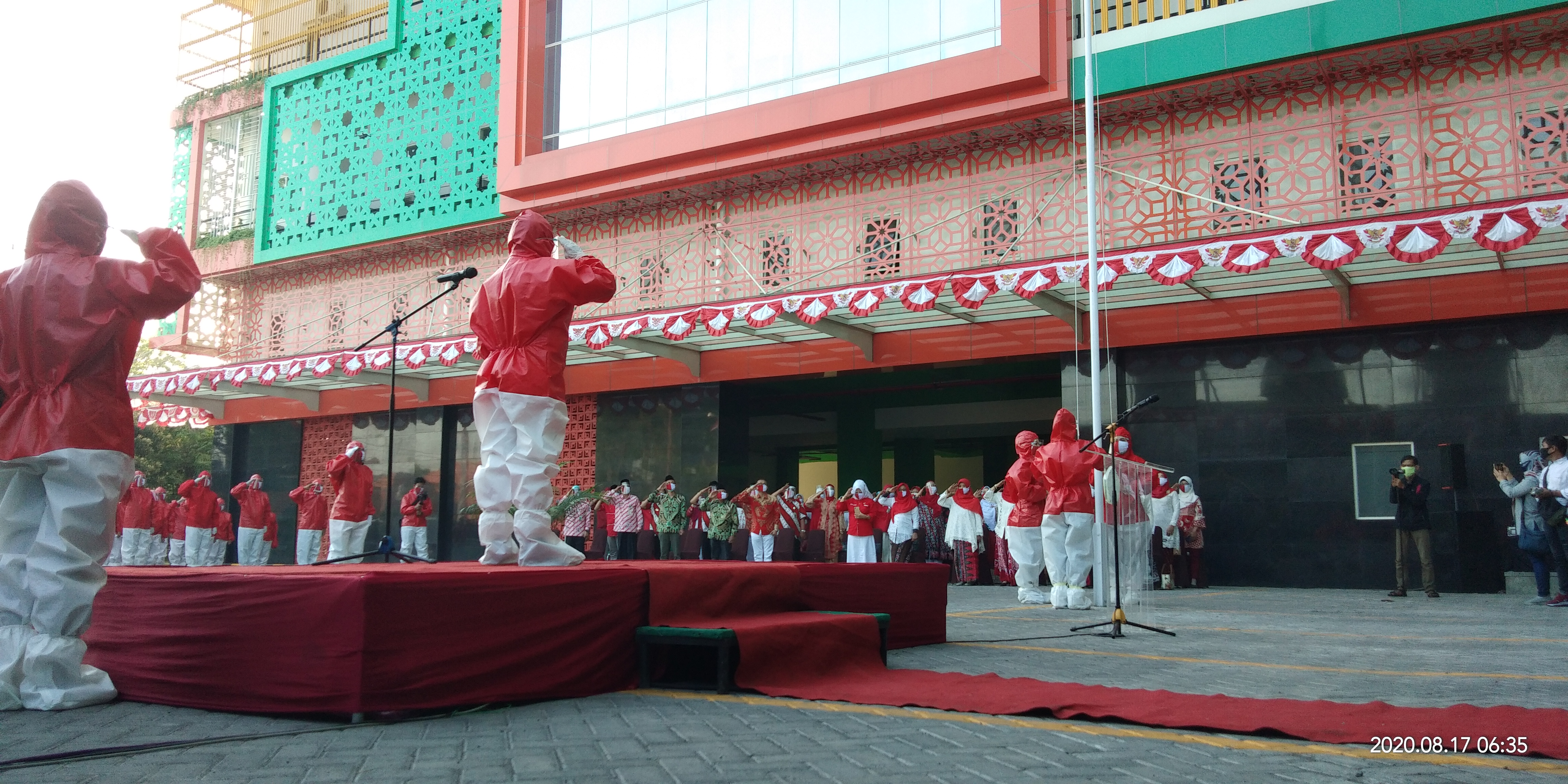 Tenaga kesehatan di RSI Siti Hajar mengikuti upacara bendera dengan berseragam APD.