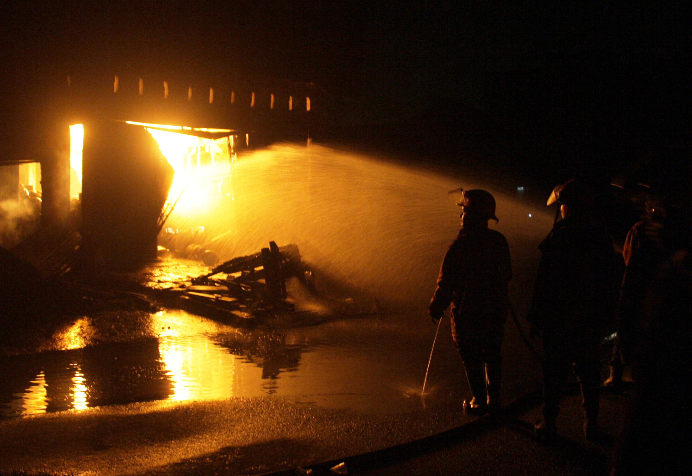 Lima orang menjadi korban jiwa setelah sebuah gudang penyimpanan tabung gas elpiji di Kota Siantar, Sumut terbakar hebat Sabtu mala (26/9)