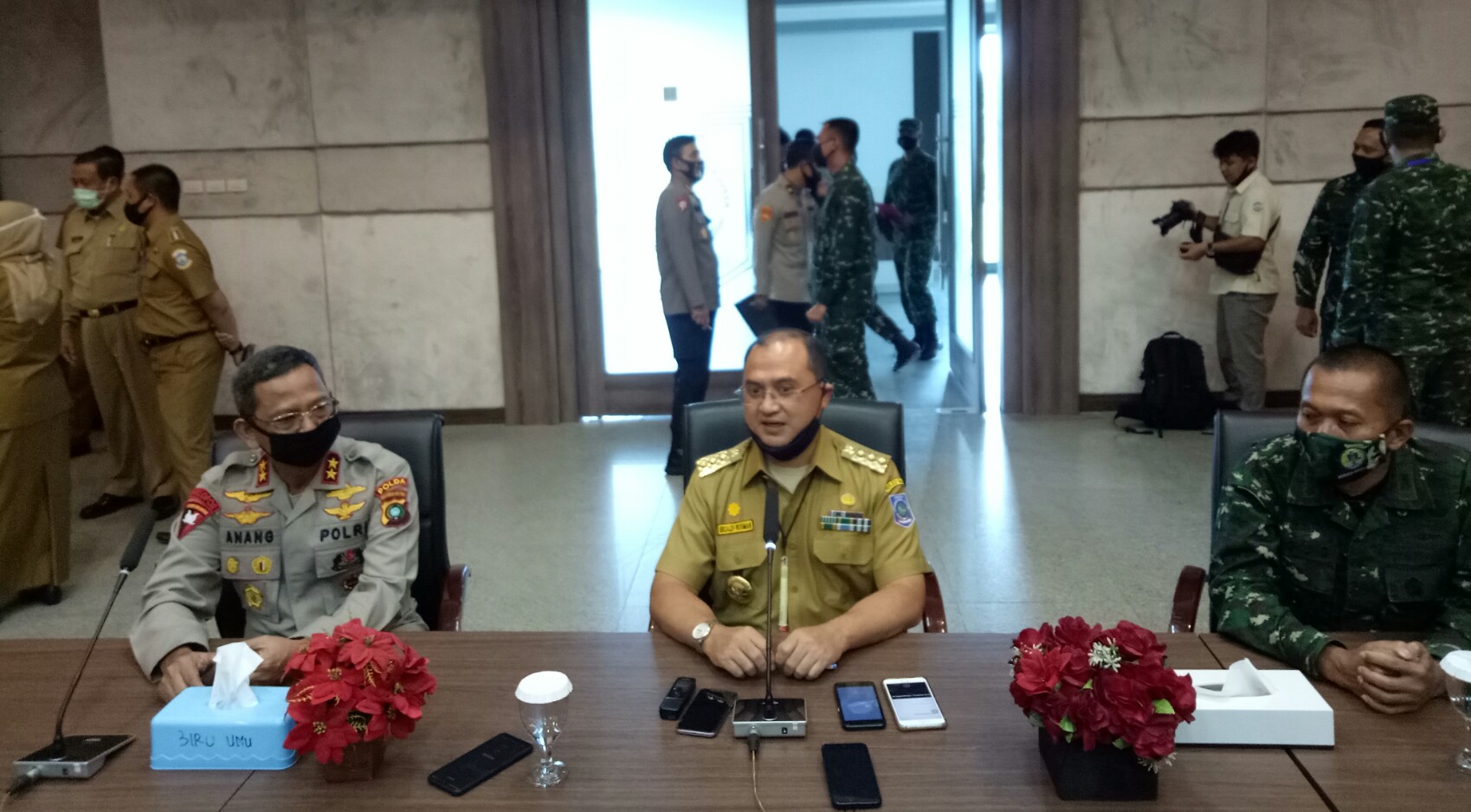 Gubernur Bangka Belitung  Erzaldi Rosman Djohan (tengah).