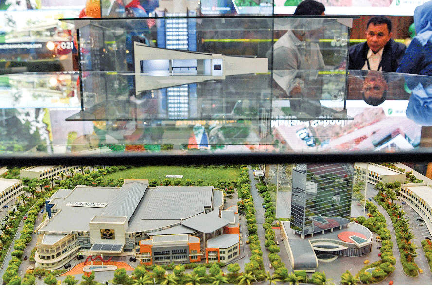 STIMULUS SEKTOR PROPERTI: Pengunjung mendapatkan penjelasan dari pihak pengembang perumahan saat pameran hunian Indonesia Property Expo 2020