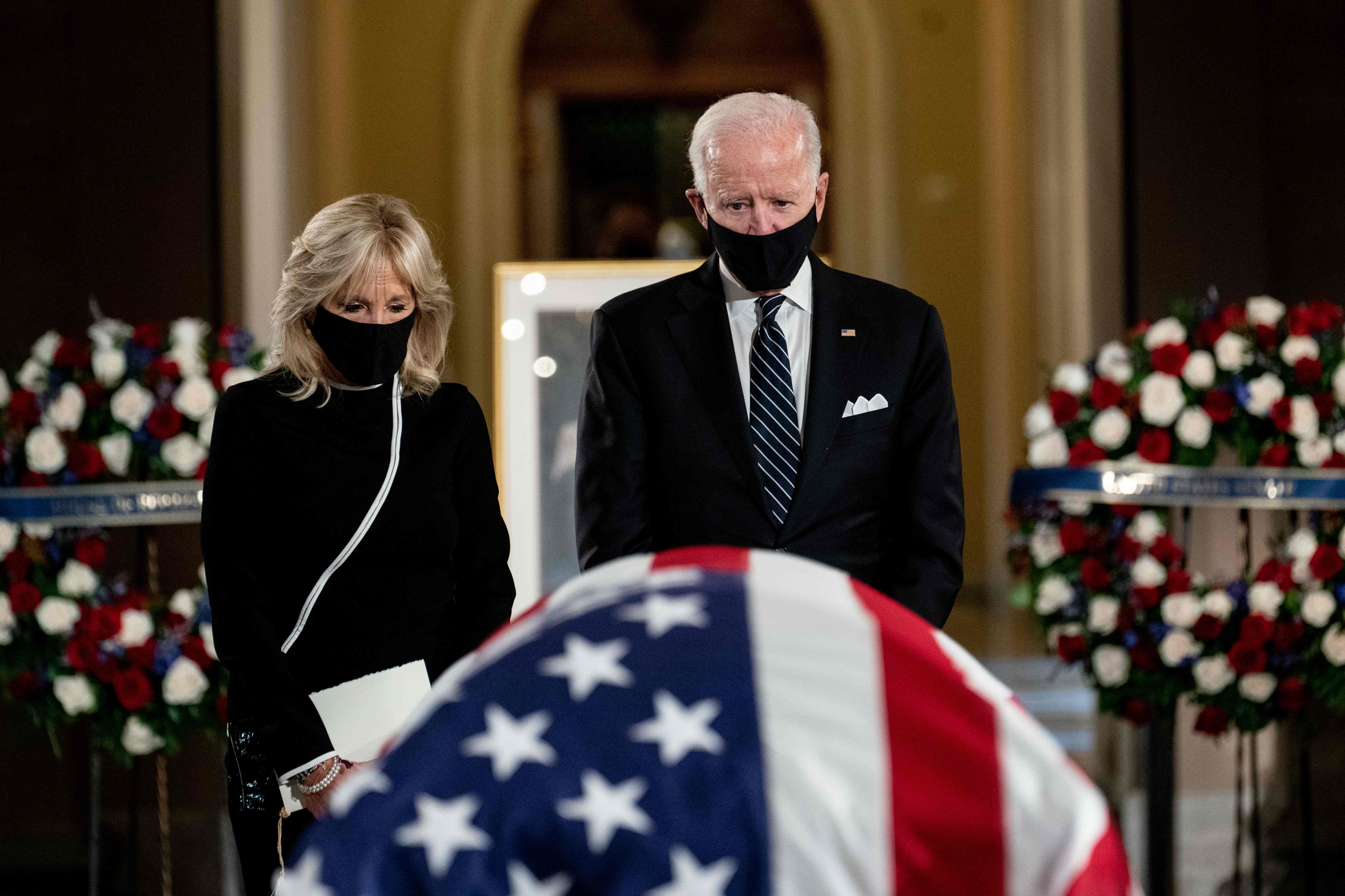 Joe Biden bersama istri memberikan penghormatan terakhir kepada almarhum Hakim Agung Ruth Bader Ginsburg di Gedung Capitol, Washington DC.
