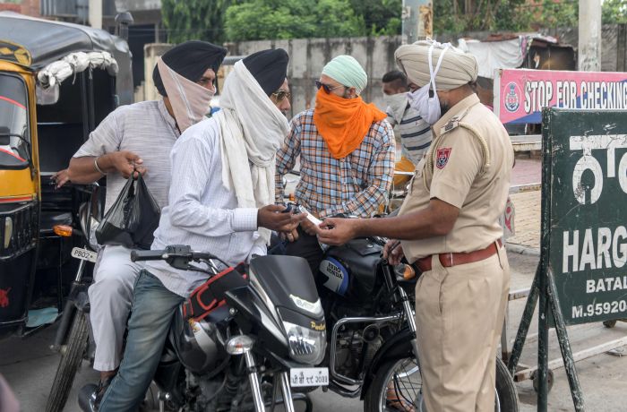 Polisi memeriksa kelengkapan surat-surat pengendara motor di Amritsar, India. 