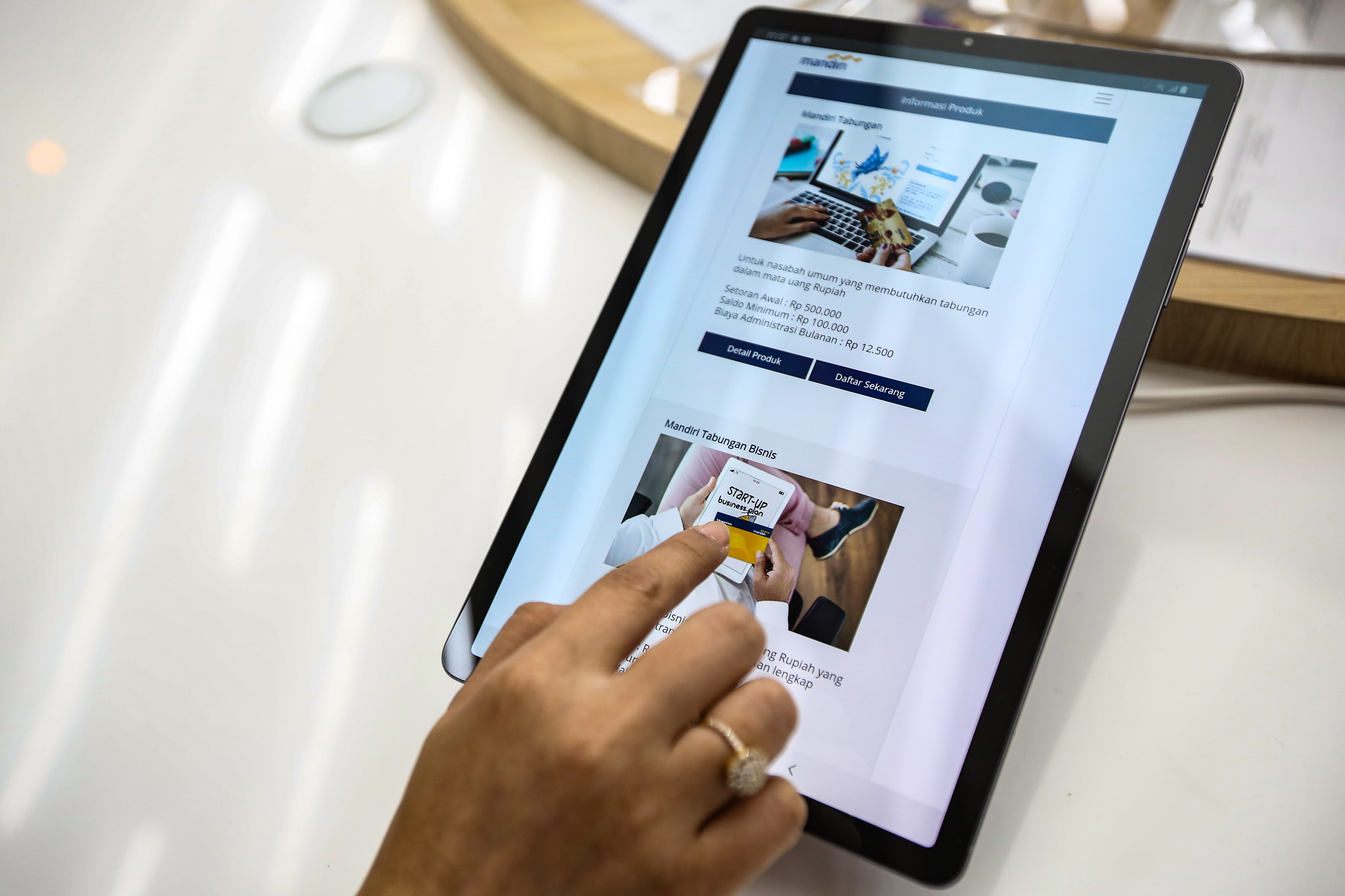 Nasabah melakukan transaksi digital saat peresmian pengoperasian Kantor Cabang Pembantu (KCP) Menara Astra di Jakarta, Kamis (9/7).