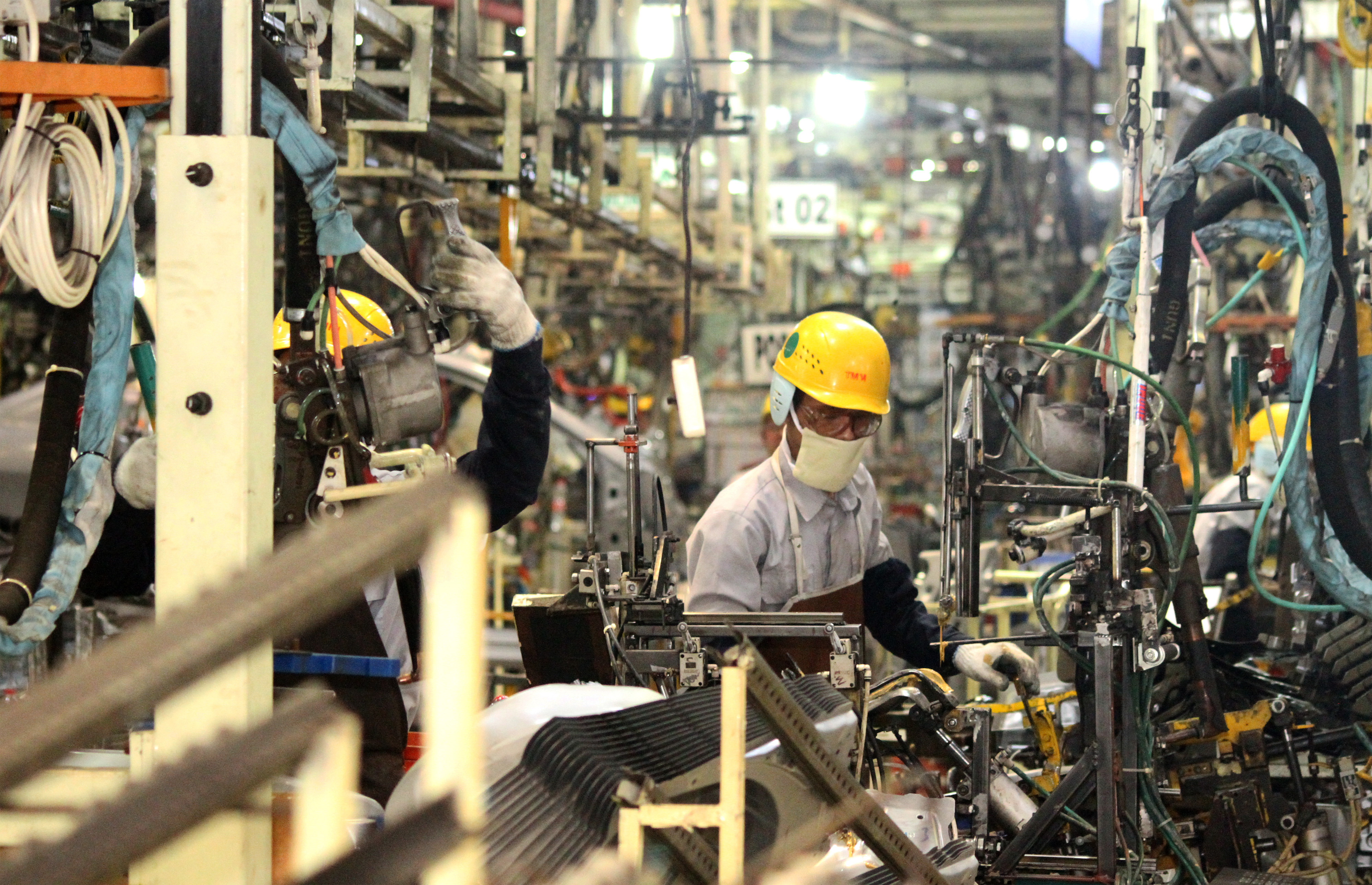 Pekerja menyelesaikan proses perakitan bodi mobil di pabrik PT Toyota Motor Manufacturing Indonesia (TMMIN), Karawang, Jawa Barat.