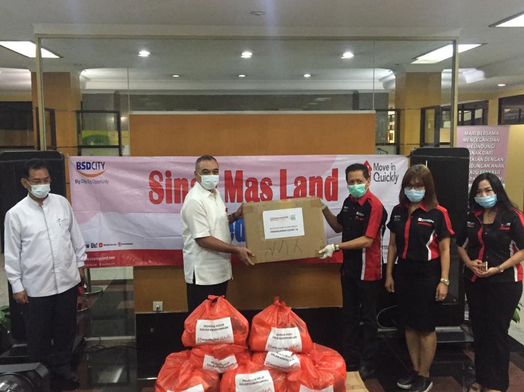 Kepala Divisi Corporate Affairs Sinar Mas Land Dony Martadisata (kanan) dan Bupati Tangerang Ahmed Zaki Iskandar (kiri).