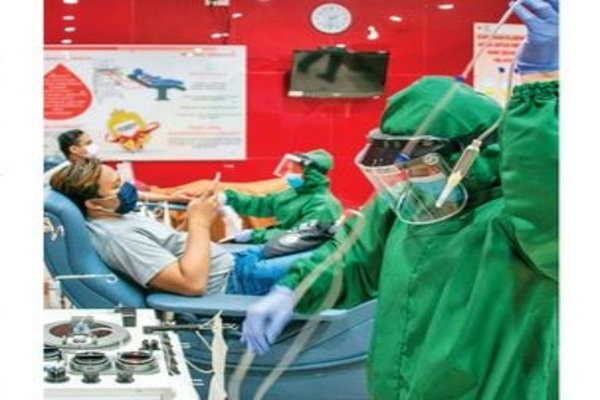 Pasien sembuh covid-19 mendonorkan plasma darahnya di Unit Transfusi Darah (UTD) Palang Merah Indonesia Kota Surabaya, Jawa Timur, kemarin.