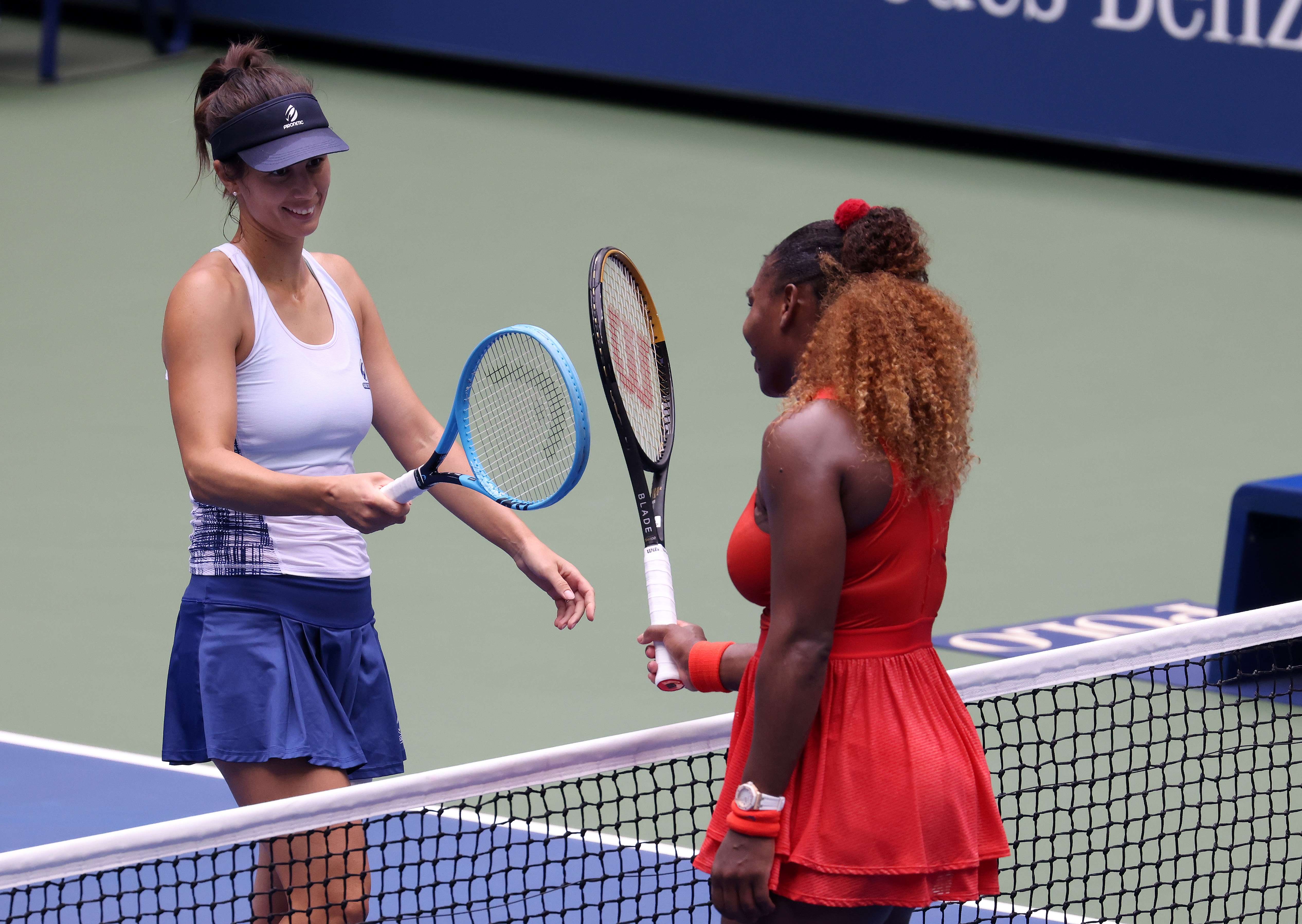 Serena Williams (kanan) dan Tsvetana Pironkova saling menepuk raket selepas laga perempat final AS Terbuka.