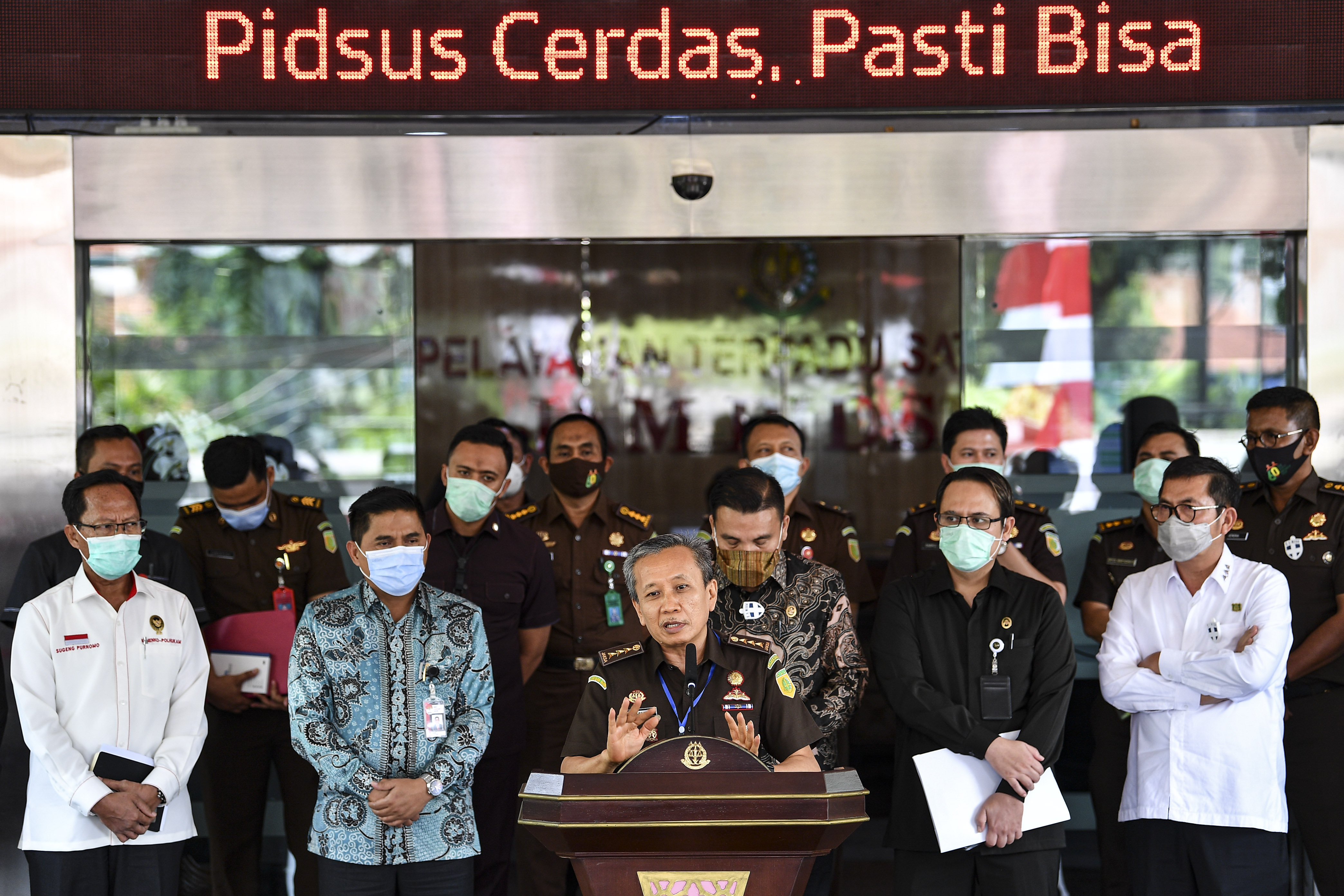 Jaksa Agung Muda Tindak Pidan Khusus Alu Mukartono memberikan keterangan terkait ge;lar perkara kasus jaksa pinangki