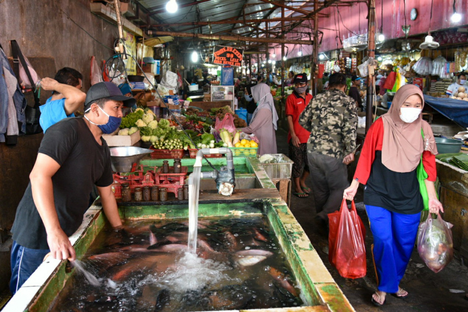 Transaksi jual beli antara pedagang dan pembeli di Pasar Kebayoran Baru, Jakarta Selatan, Minggu (20/9/2020).