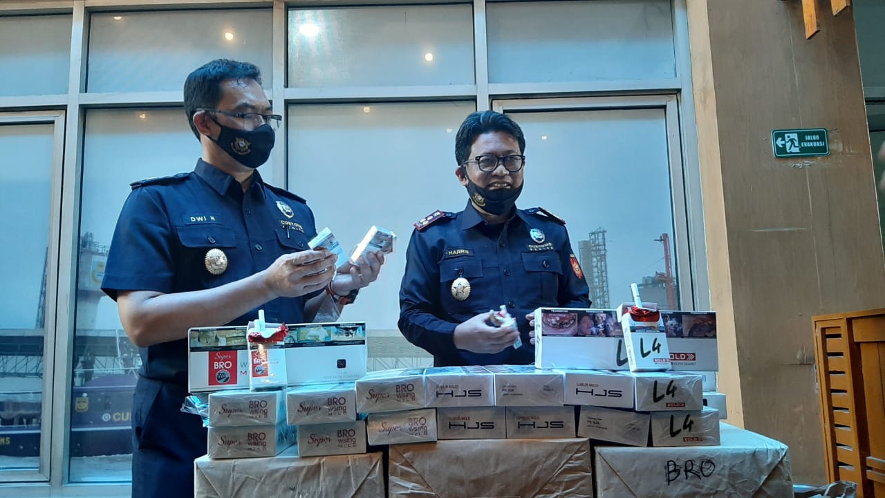 Bea Cukai Palembang menunjukkan barang bukti 28 ribu batang rokok ilegal yang dijual lewat Facebook
