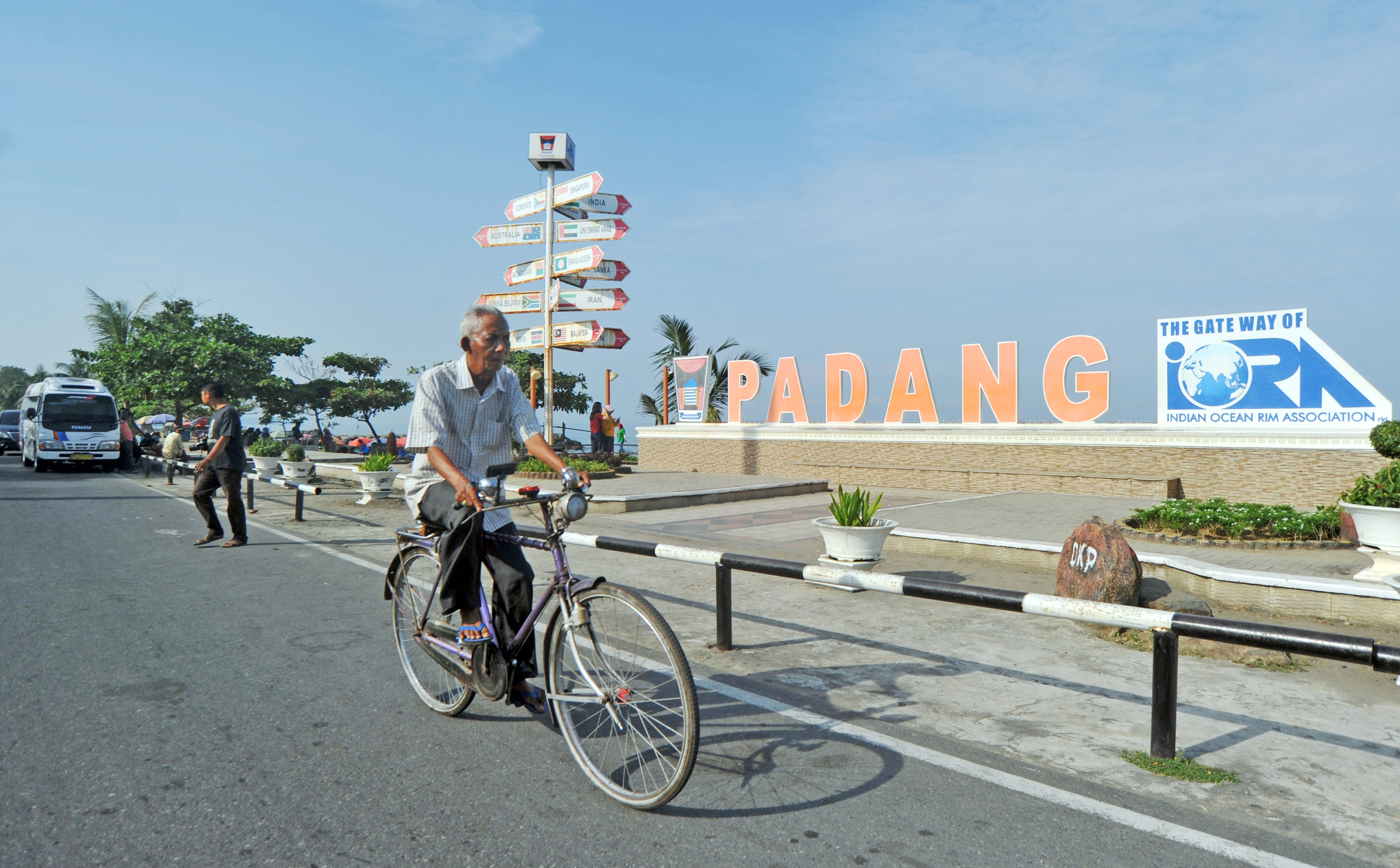 Warga melintasi objek wisata Pantai Padang di Sumatra Barat.