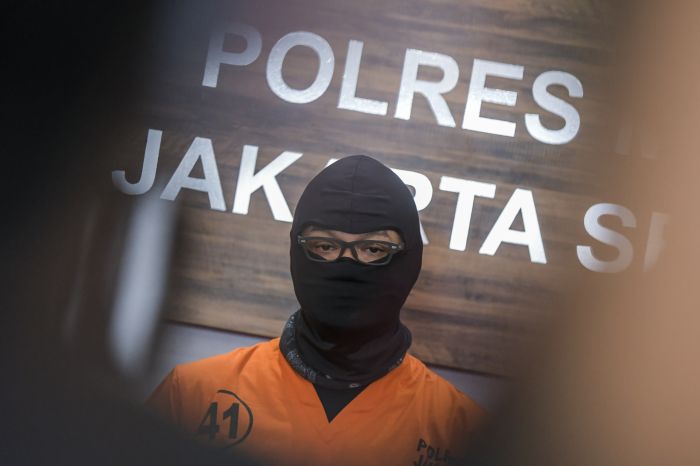 Aktor Dwi Sasono dihadirkan penyidik Satnarkoba pada rilis kasus narkoba di Polres Jakarta Selatan, Jakarta, Senin (1/6).