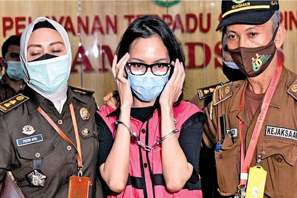 Jaksa Pinangki Sirna Malasari seusai menjalani pemeriksaan oleh penyidik Bareskrim Mabes Polri, di Gedung Bundar Kejaksaan Agung, Jakarta