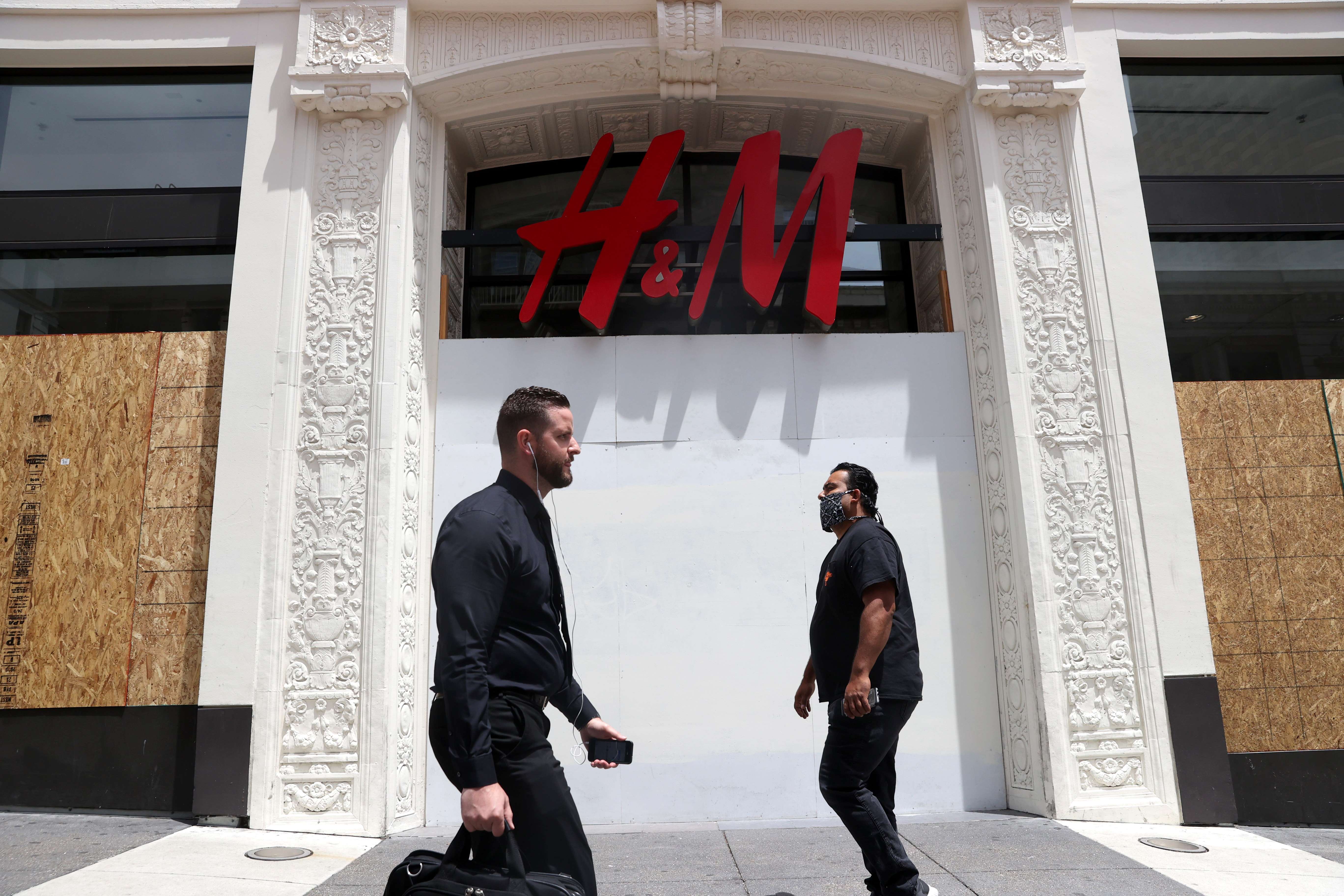 Warga melintas di depan toko H&M di San Francisco, Amerika Serikat.