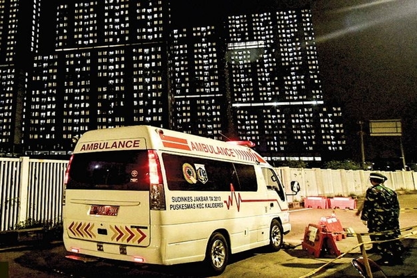 Ambulans membawa pasien covid-19 memasuki area Rumah Sakit Darurat Wisma Atlet, Kemayoran, Jakarta, kemarin.