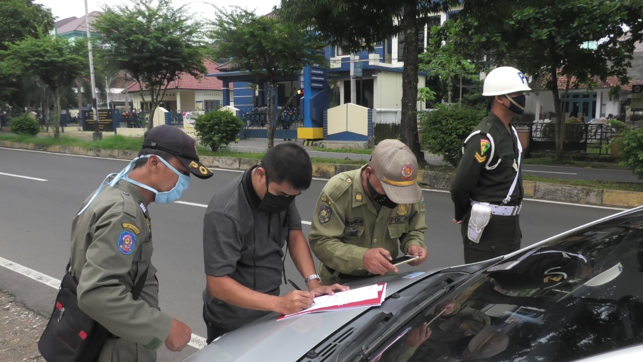 Razia penggunaan masker di Banyumas, Jawa Tengah beberapa waktu lalu.