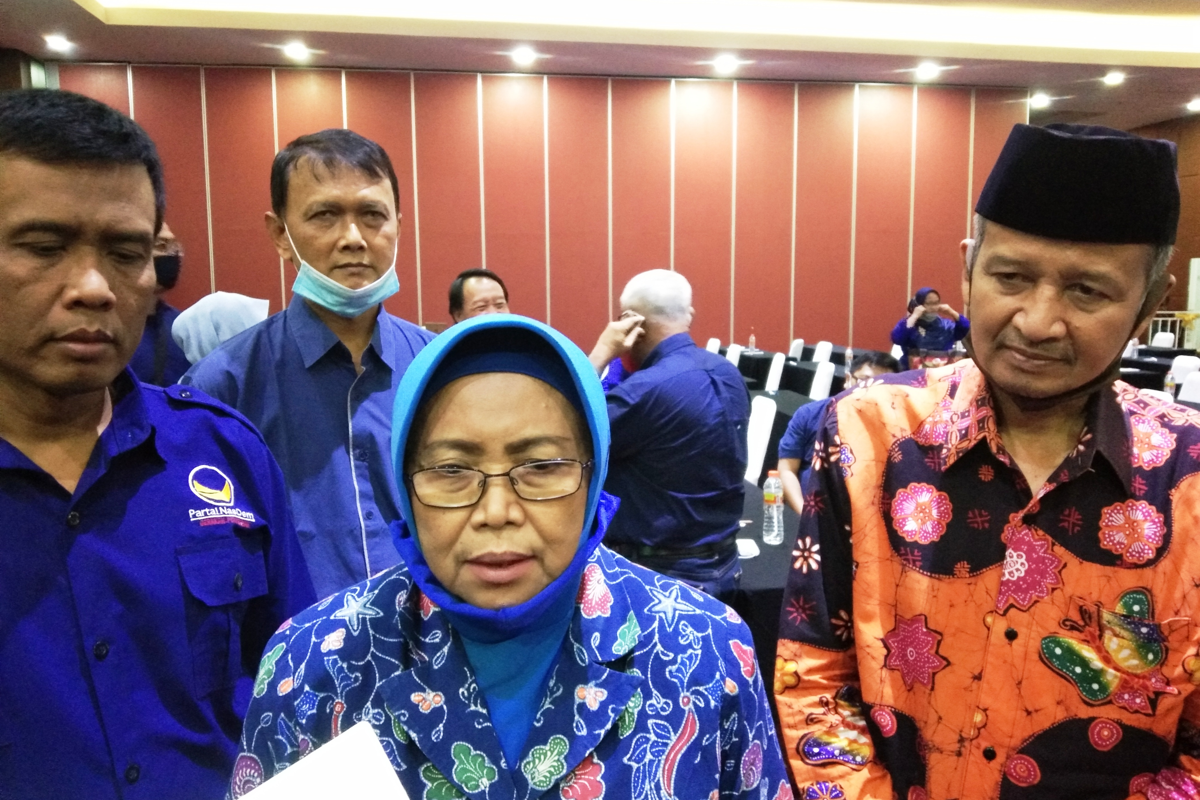 Calon Bupati Sleman Sri Muslimatun diapit Ketua DPD Partai NasDem Sleman Surana (kiri) dan Calon Wakil Bupati Amin Purnama (kanan).