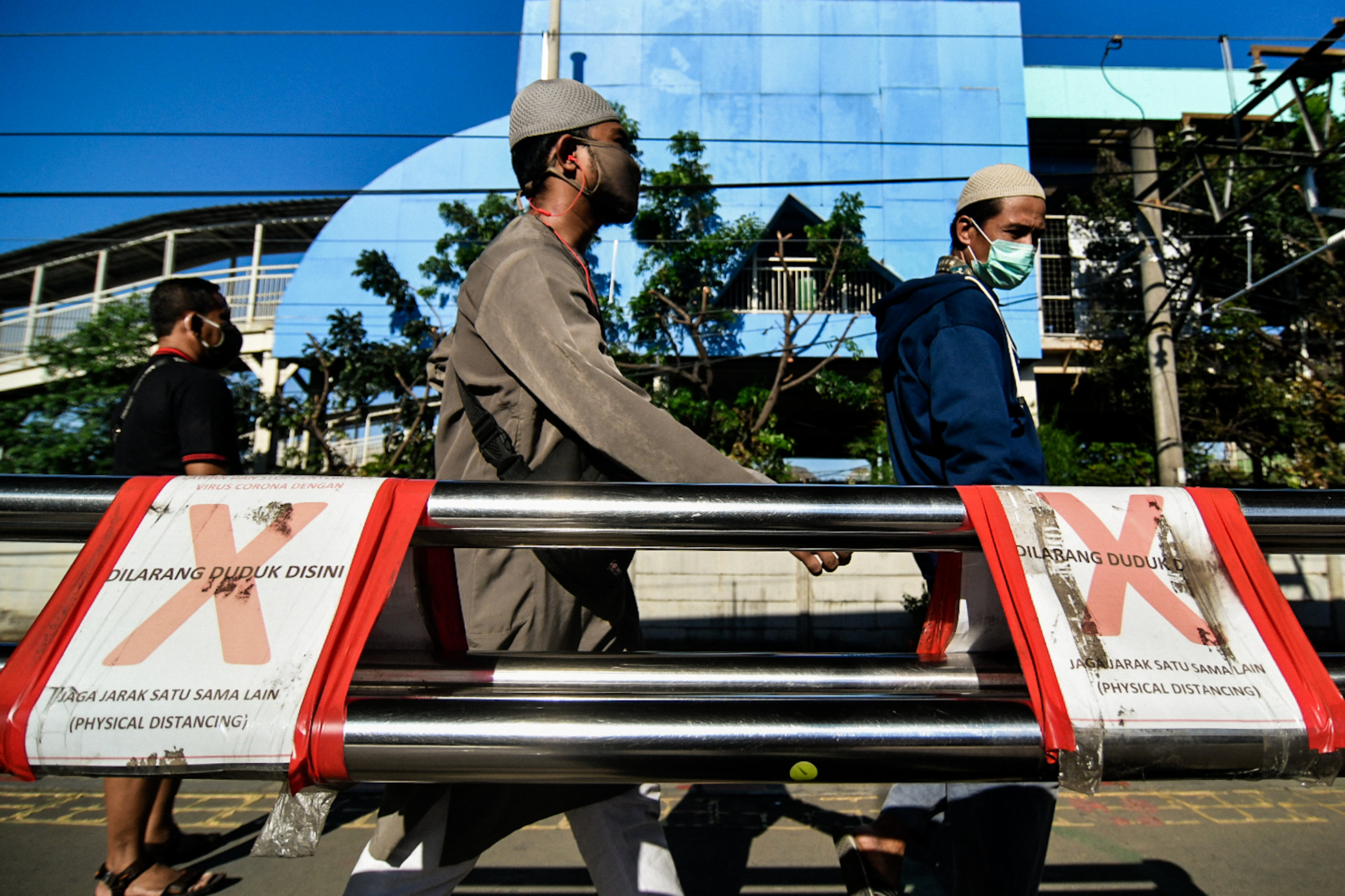 Potret calon penumpang saat menunggu kedatangan kereta di Stasiun Tanah Abang, Jakarta, Sabtu (19/9/2020). 