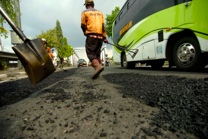 Protes Jalan Rusak, Warga Medan Labuhan Lakukan Pemblokiran