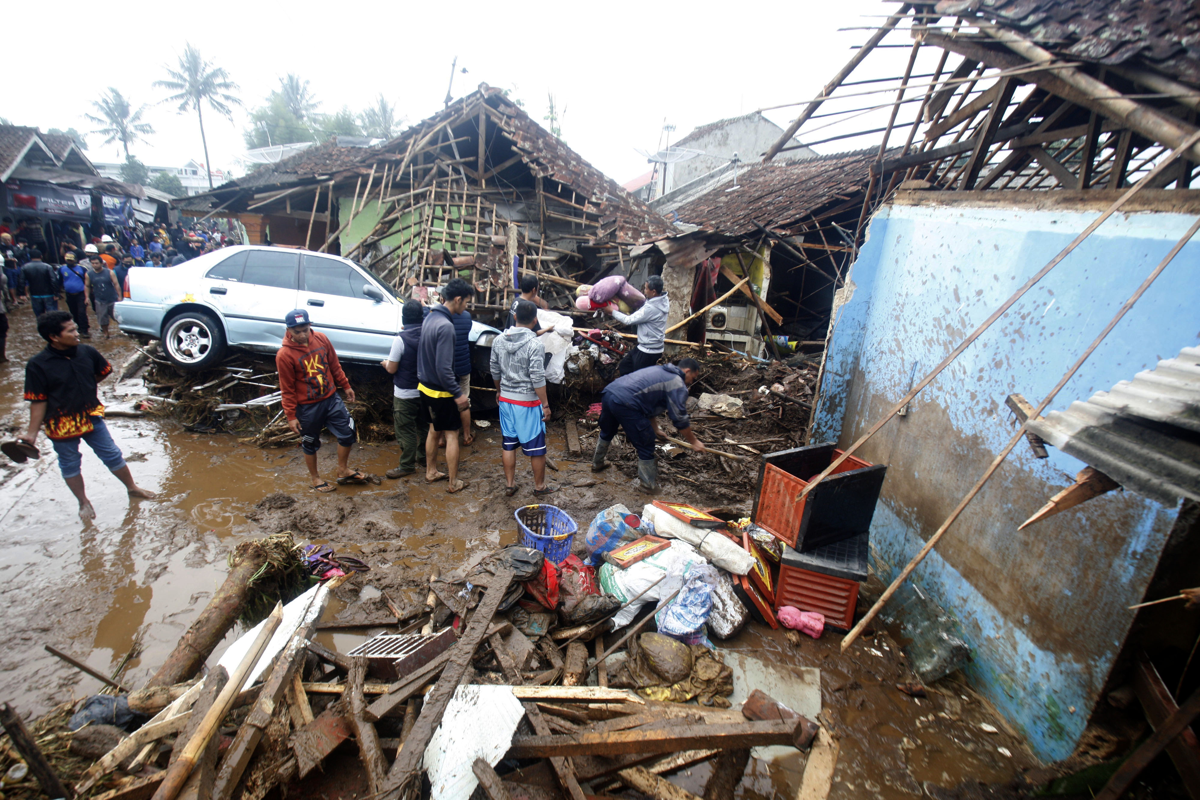 Sebanyak 12 rumah hanyut, dan 85 rumah terendam akibat banjir bandang di Kampung Cibuntu, Cicurug, Sukabumi, Jawa Barat, Selasa (22/9).