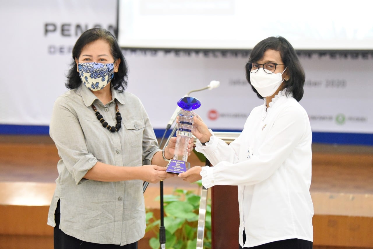 Kepala Biro Humas dan Hukum BPS Endang Retno Sri Subiyandani memberi penghargaan kepada Sekretaris Utama LAN Dra. Reni Suzana, MPPM. 