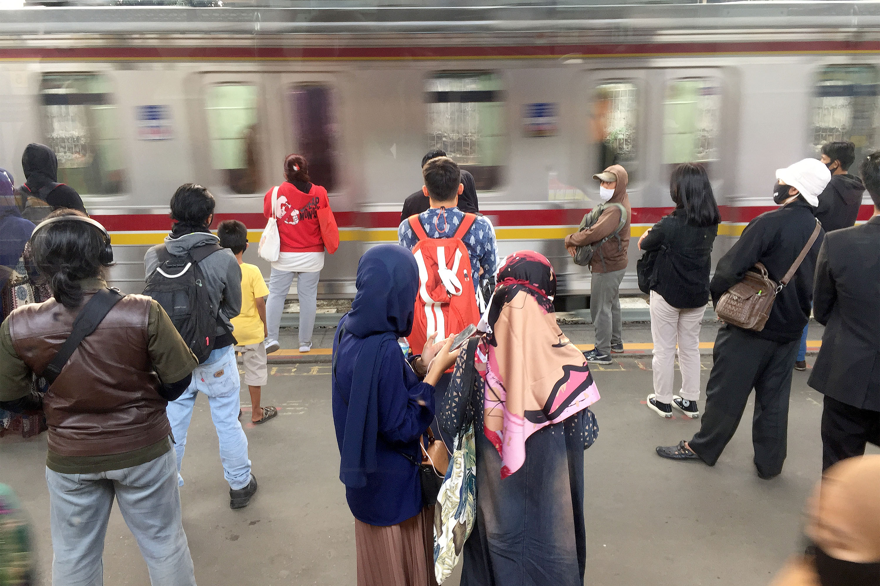 Antrian berkelompok penumpang kereta listrik atau komuterline di Stasiun Tanah Abang, Jakarta Pusat, Senin (14/9/2020)