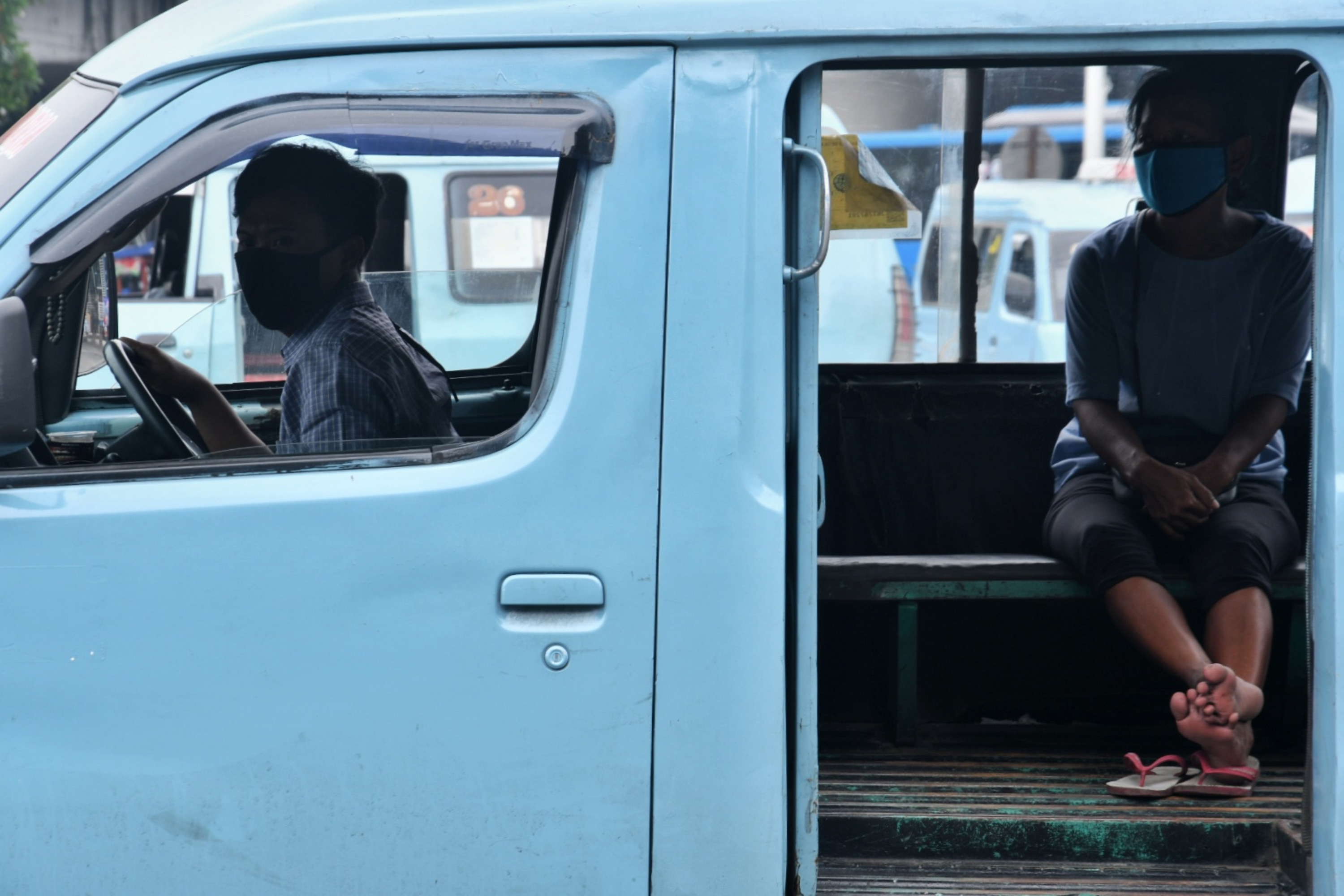 Pekerja informal seperti pengemudi angkutan umum terdampak ekonomi akibat covid-19