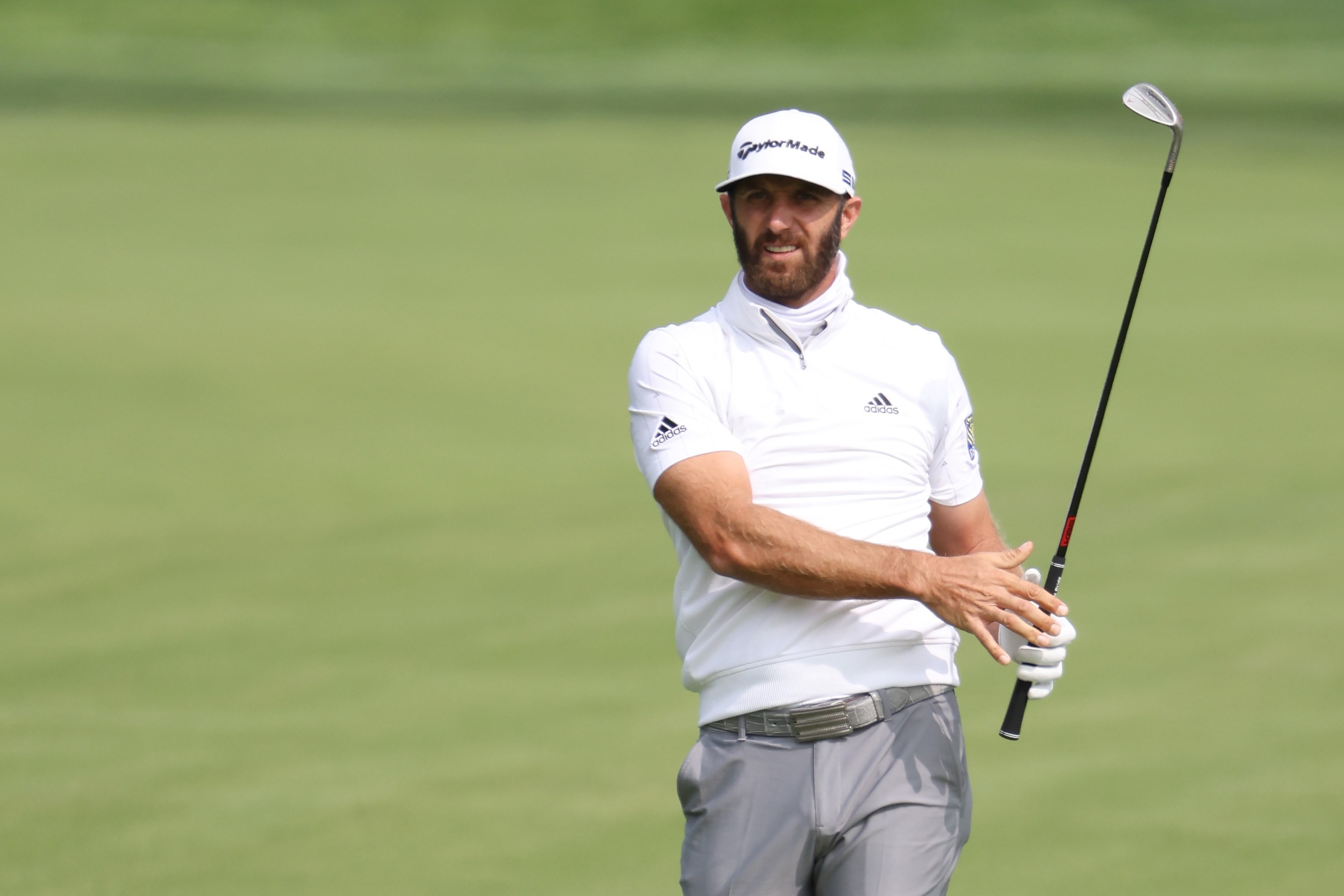 Pegolf dunia Dustin Johnson saat melakukan latihan.
