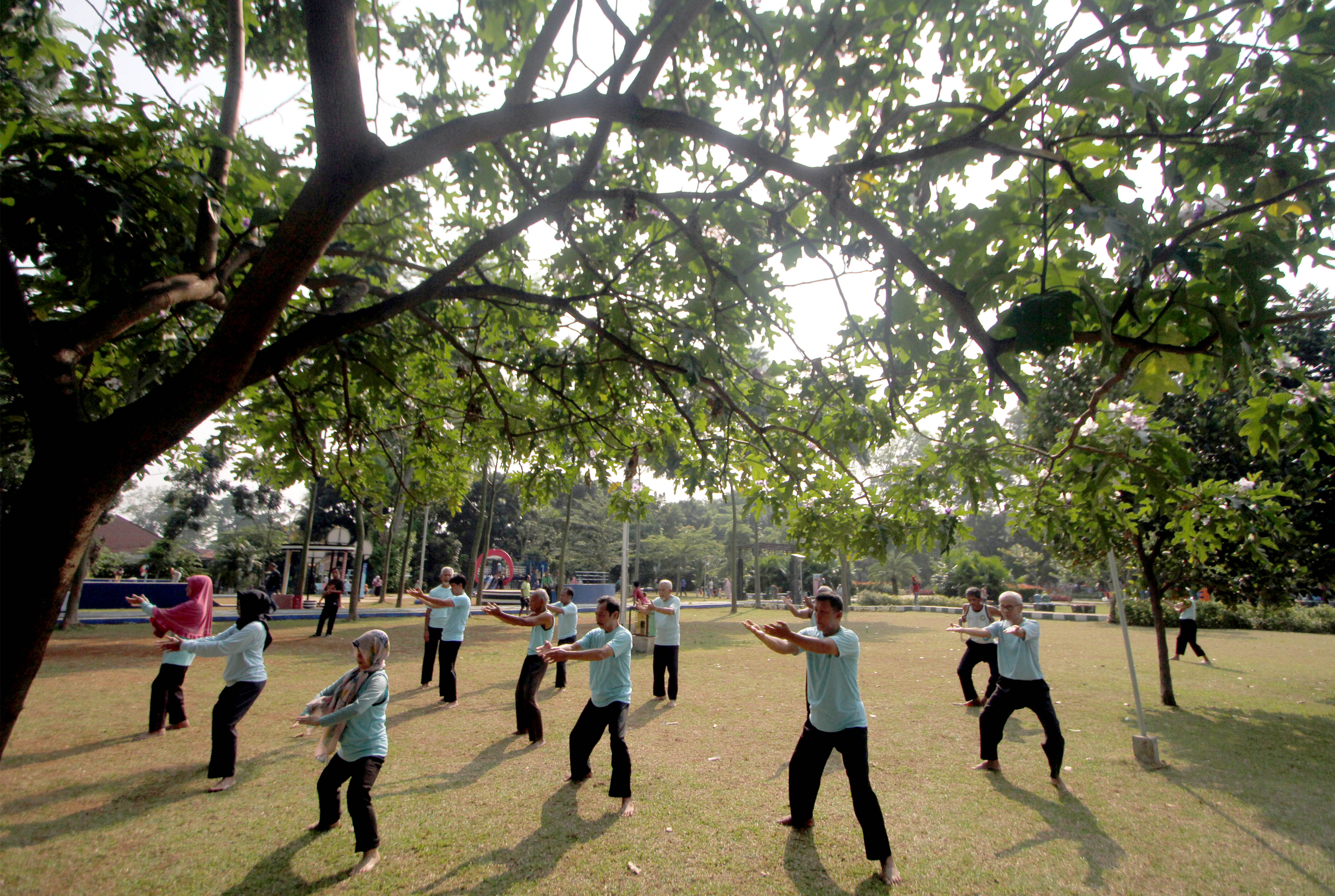  Sejumlah orang tua lanjut usia melakukan senam pernafasan di Taman Heulang, Kota Bogor, Jawa Barat, Sabtu (13/10).