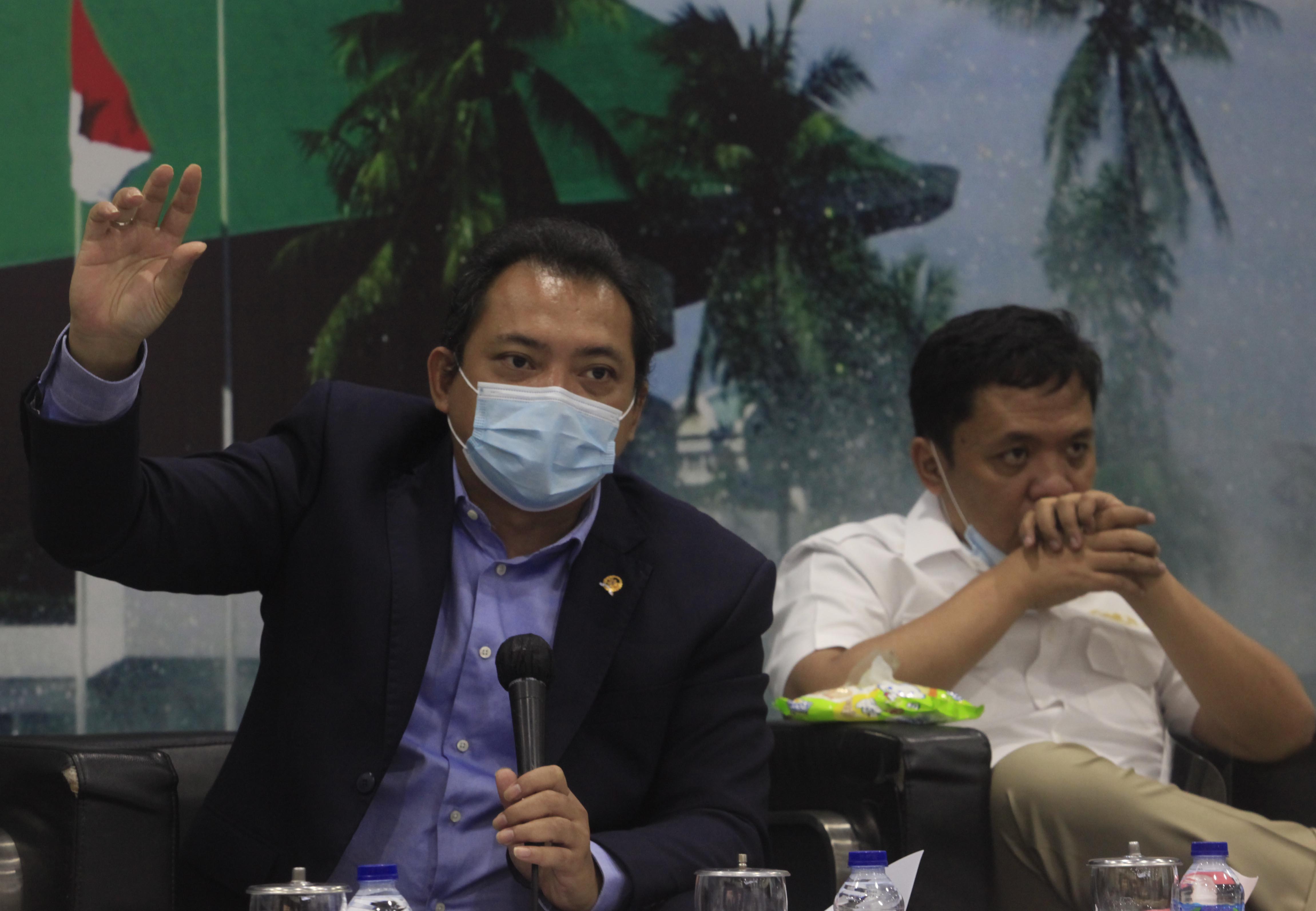 Taufik Basari (kiri)