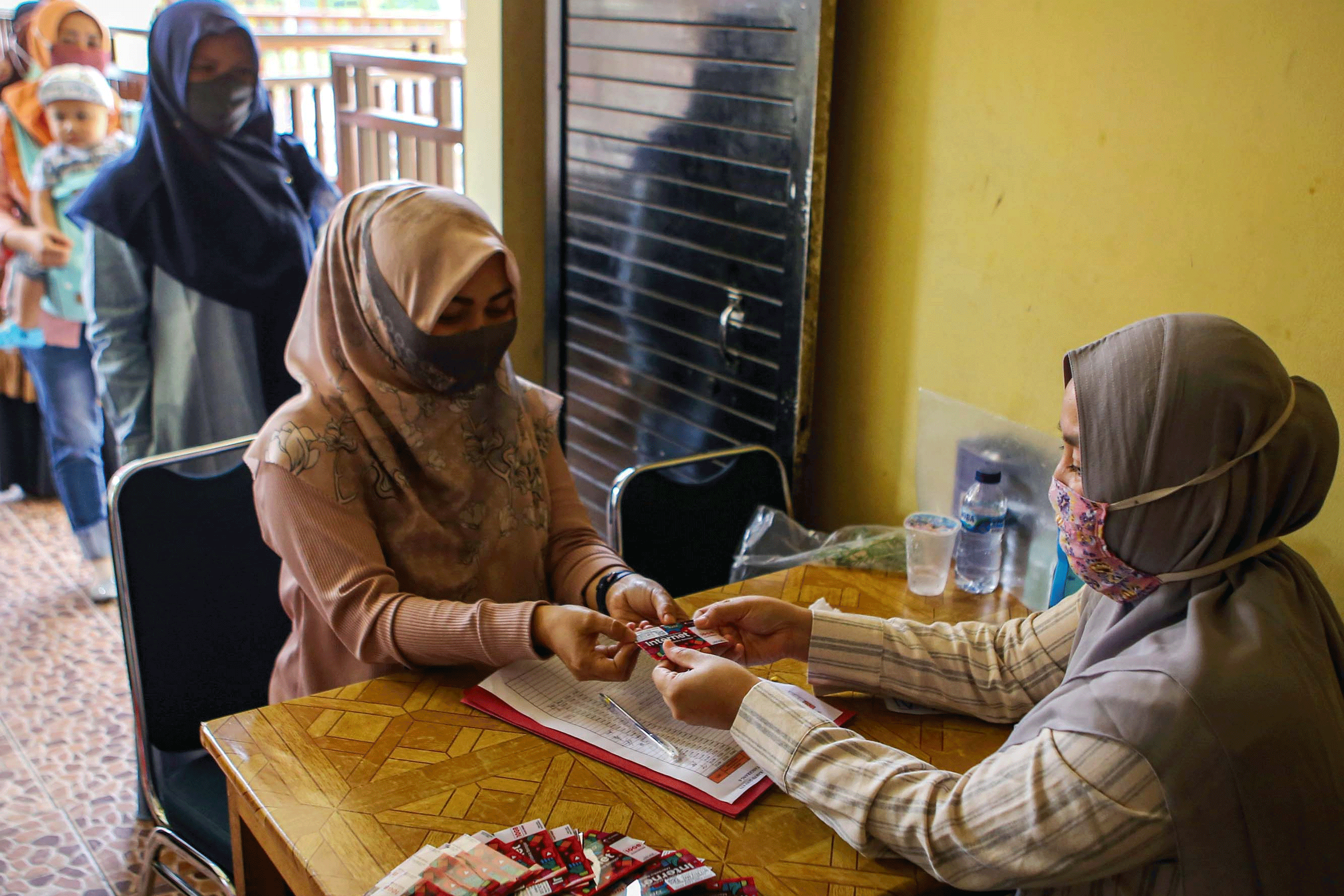 PENYALURAN KARTU KUOTA INTERNET GRATIS DI TANGERANG: Wali murid siswa SDN 6 Tangerang menerima kartu kuota internet gratis untuk pelajar 