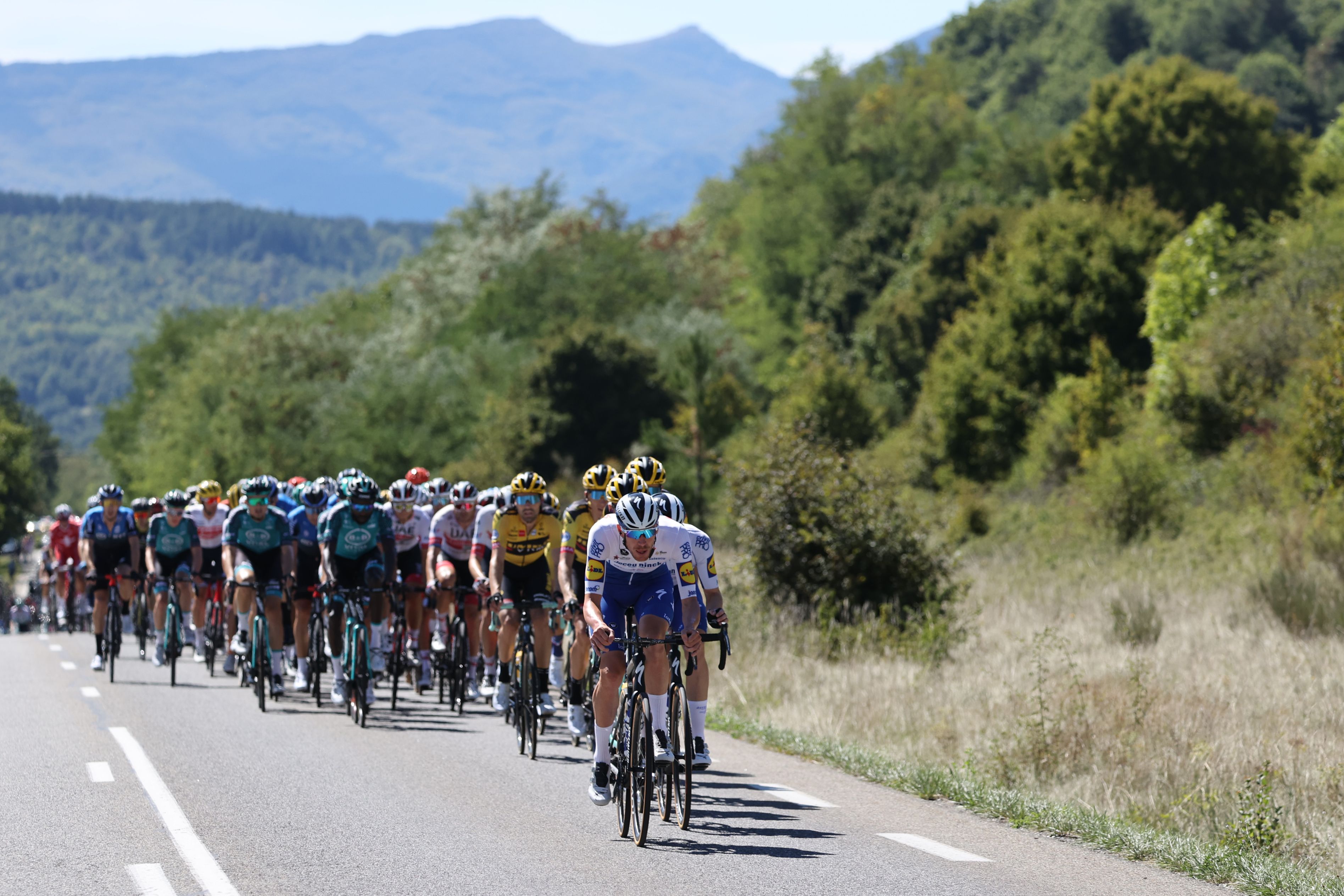 Rombongan pembalap beradu kecepatan di etape 4 Tour de France 2020, Selasa (1/9).