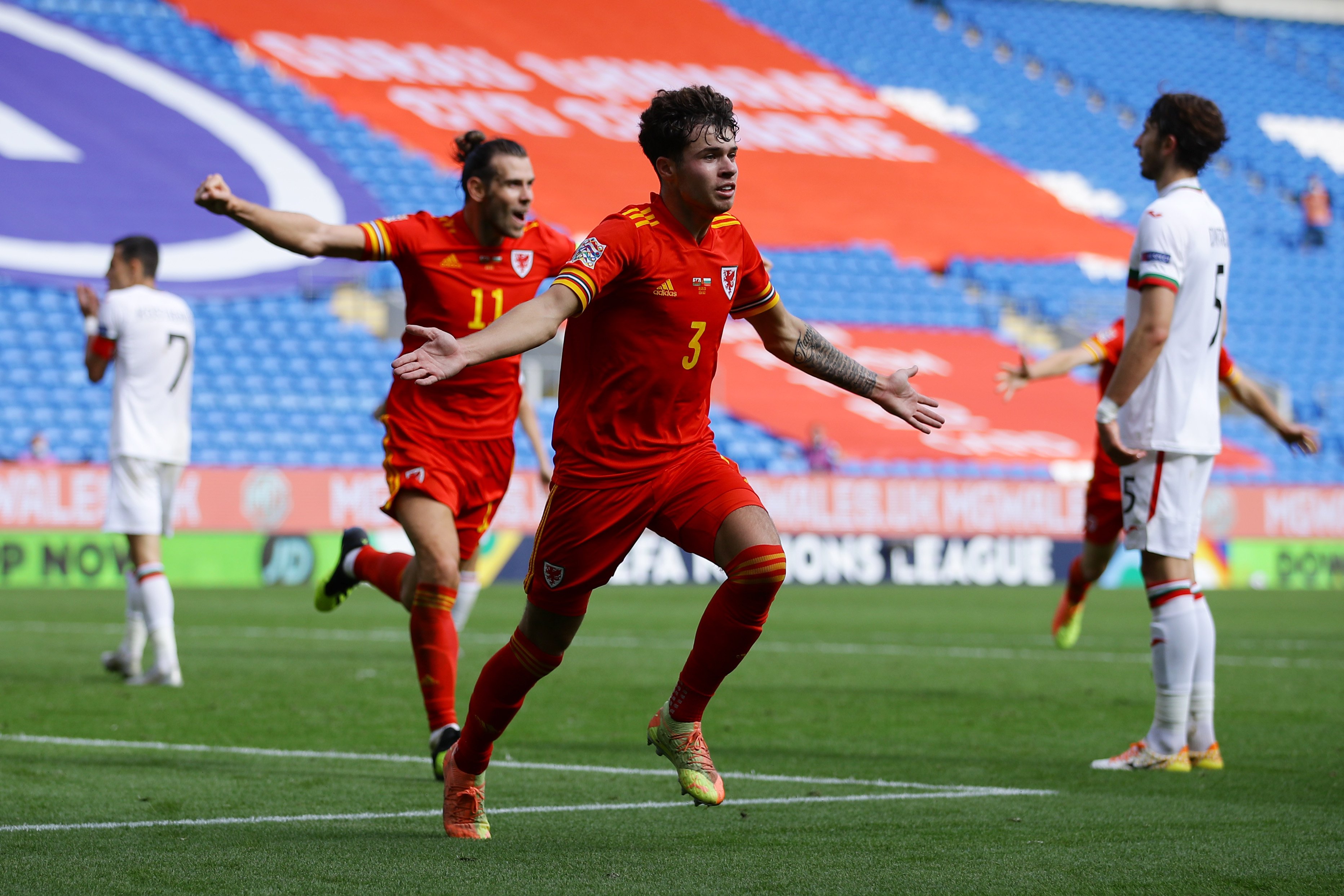 Bek Wales Neco Williams melakukan selebrasi usai mencetak gol ke gawang Bulgaria.