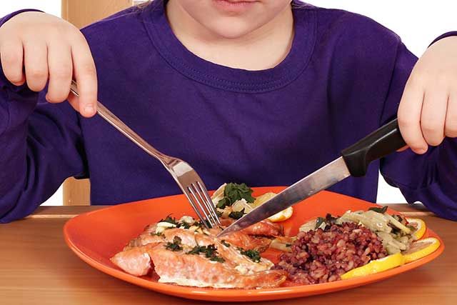 Saat stres, sebagian orang berusaha mengalihkannya dengan makan berlebihan dengan menu kesukaan.