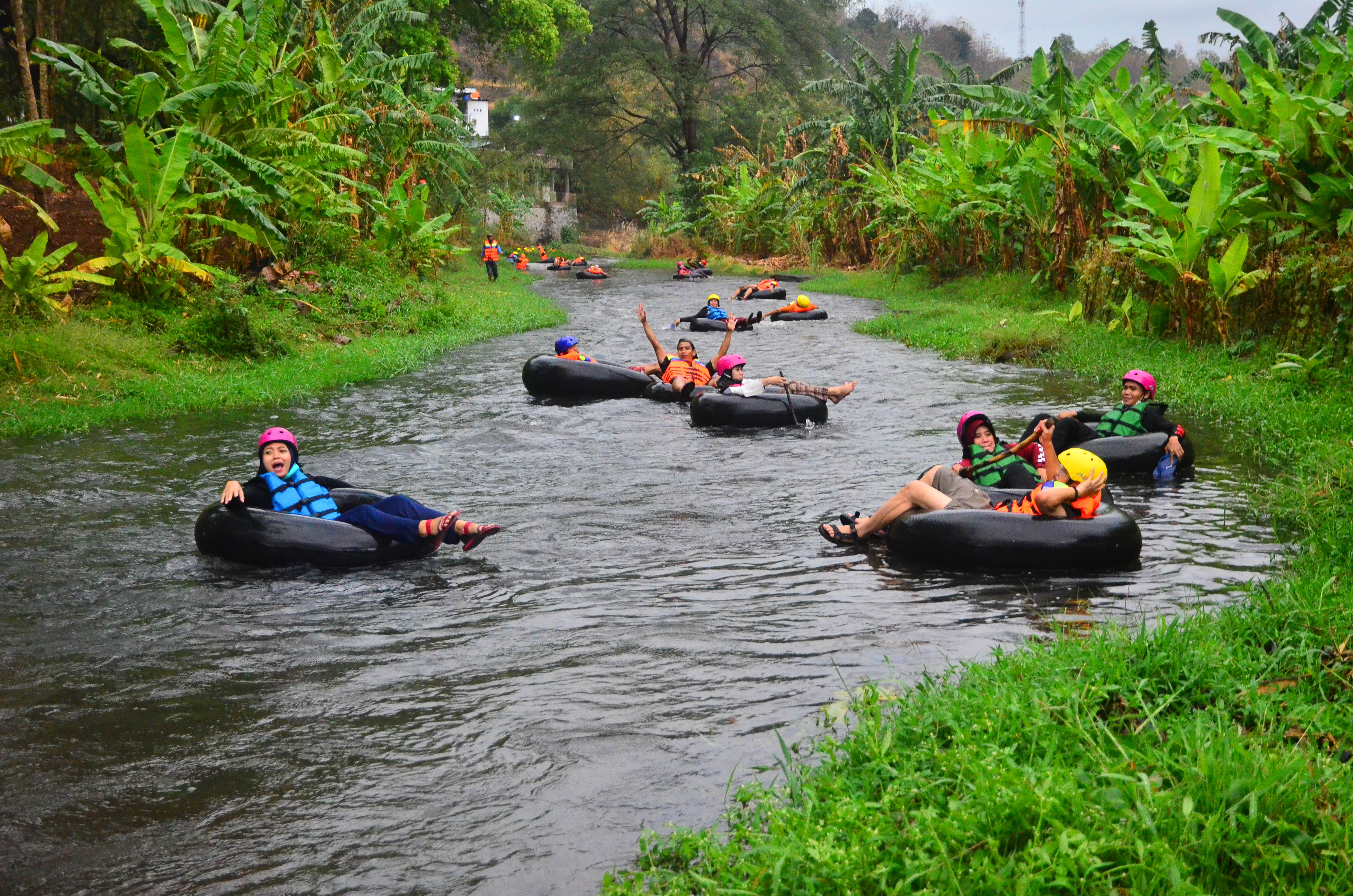Wisatawan menikmati wisata River Tubing atau menyusuri sungai menggunakan ban di Sungai Logung, Desa Tanjungrejo, Kudus, Jawa Tengah.