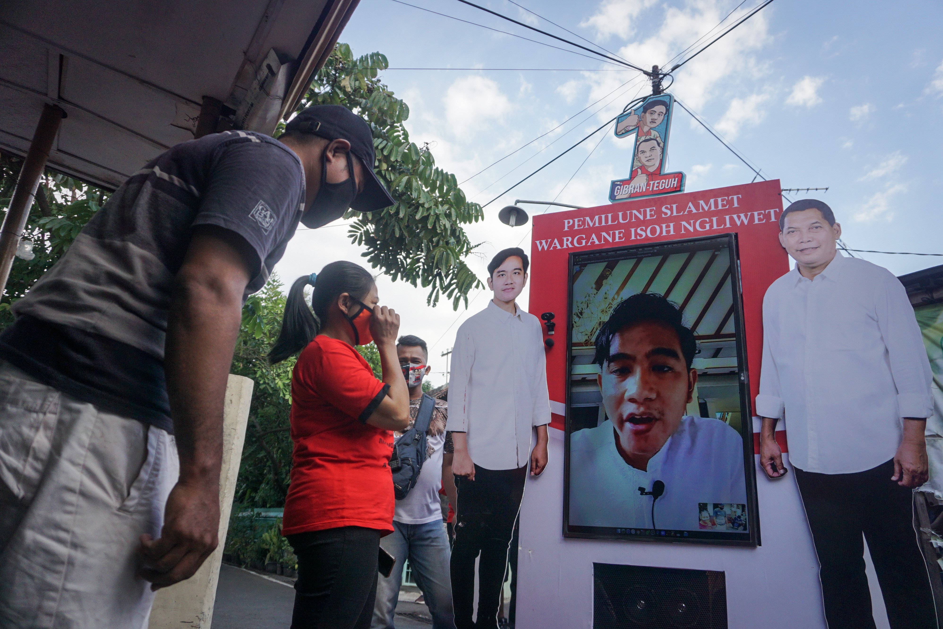 Seorang warga berbincang dengan berbincang dengan salah satu paslon dalam kampanye virtual.