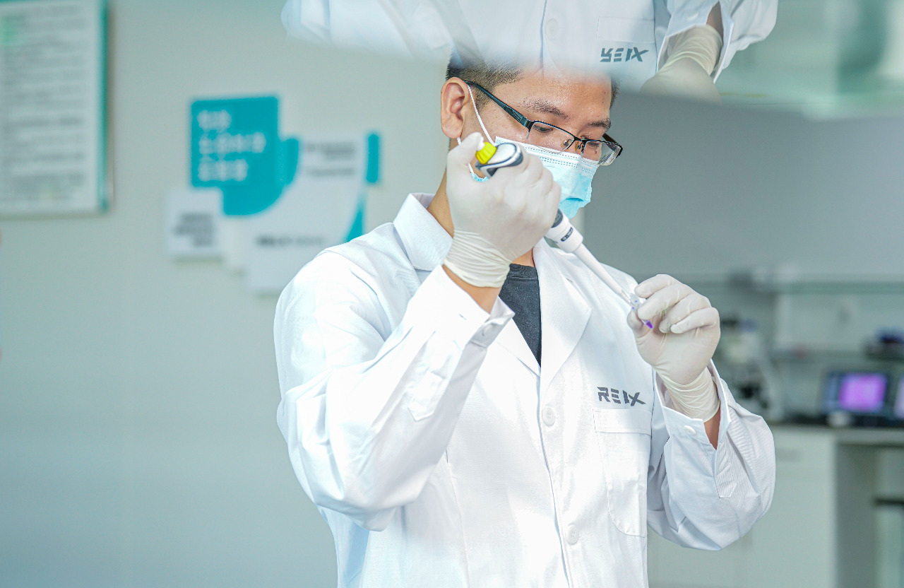 Seorang peneliti tengah memeriksa dampak rokok elektrik.