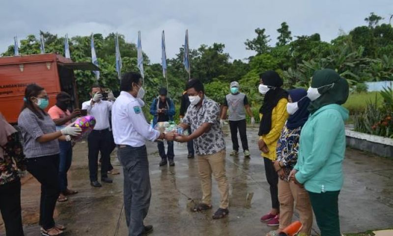 Bupati Sorong Selatan Syamsudin Anggiluli memulangkan empat pasien covid-19 yang dinyatakan sembuh, Senin (7/9/2020). 