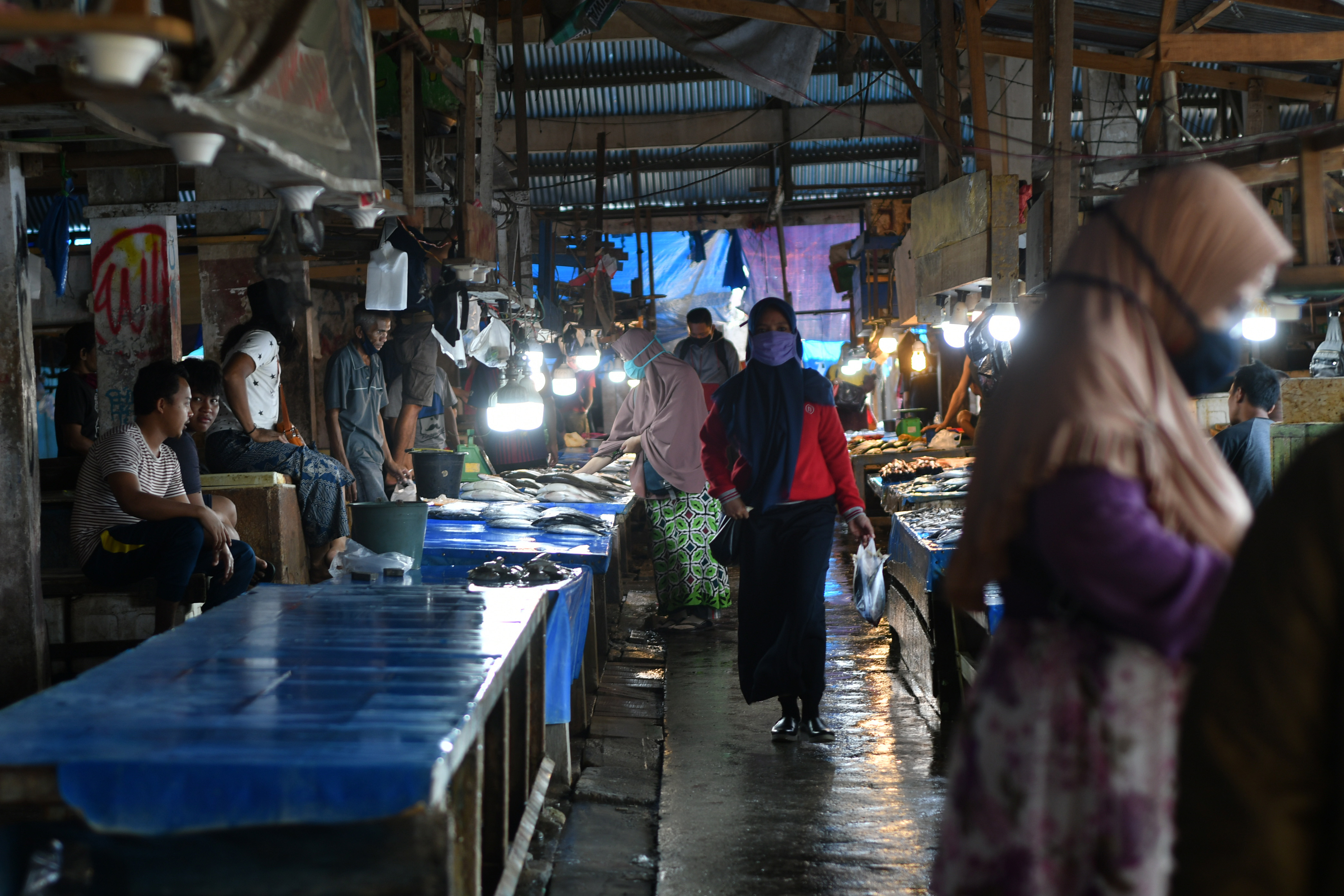 Sejumlah warga berbelanja di Pasar Inpres Manonda, Palu