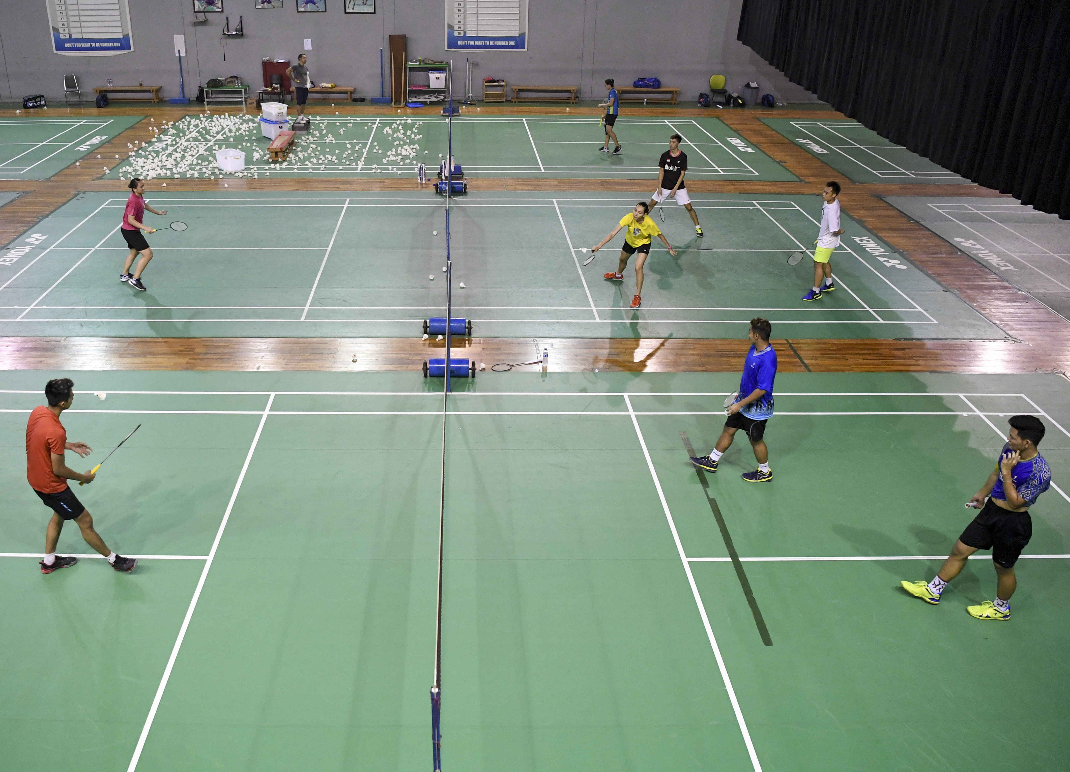 Sejumlah pebulu tangkis mengikuti latihan di Pelatnas PBSI, Cipayung, Jakarta tahun 2019.